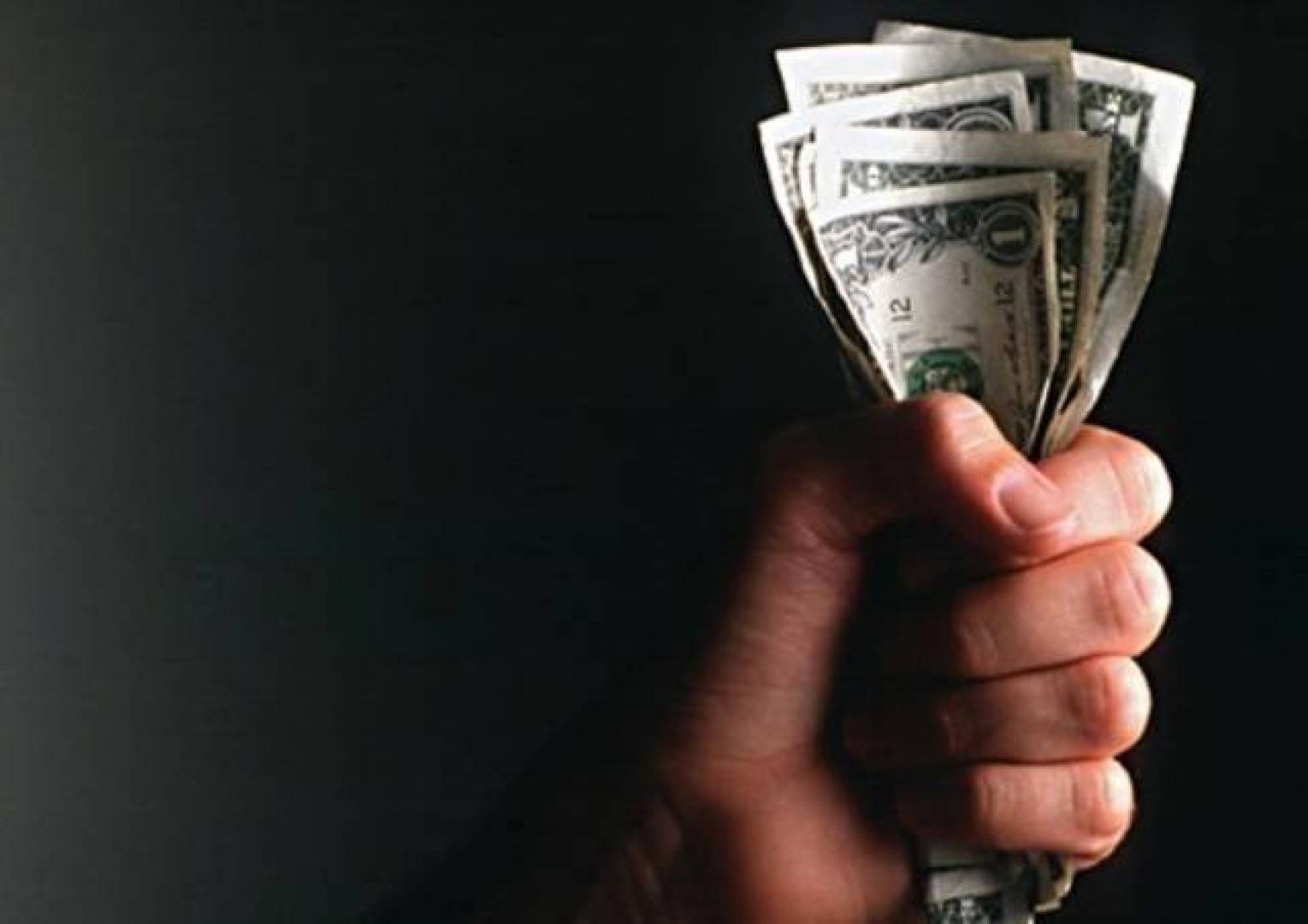سعر الدولار في لبنان .. ارتفاع معاكس تسجله أسعار المحروقات