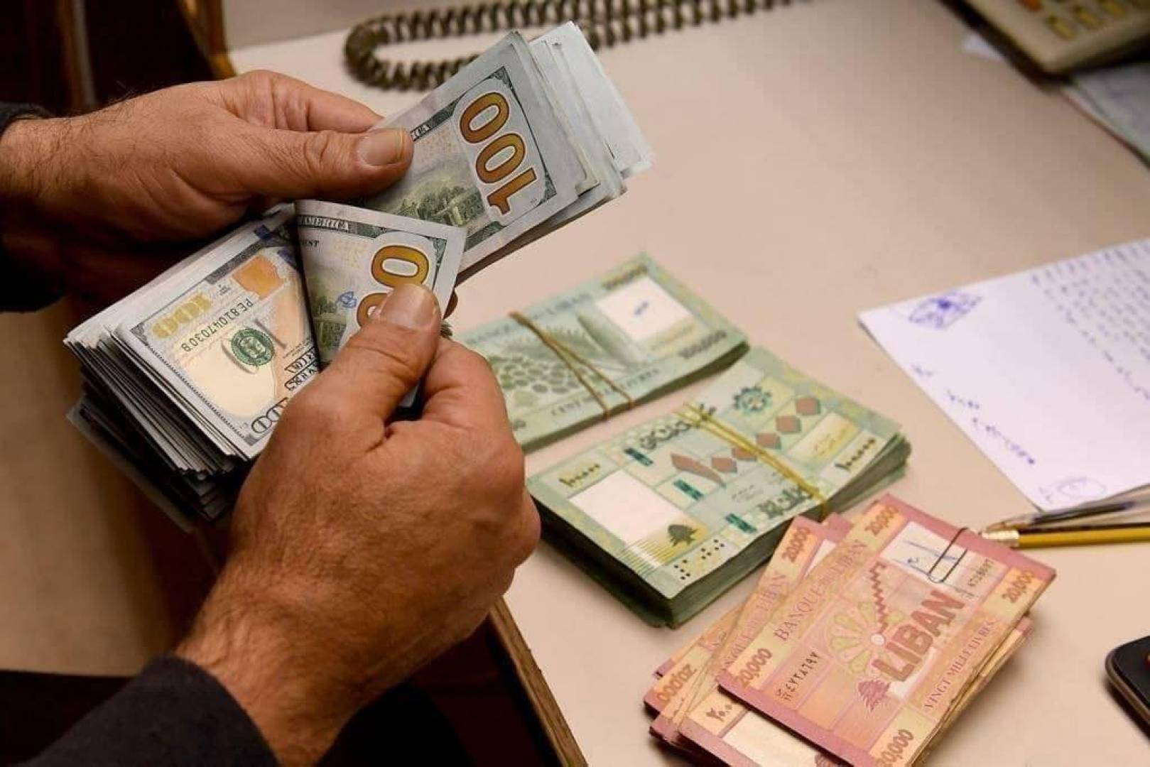 استمرار تراجع سعر الدولار في لبنان في السوق السوداء
