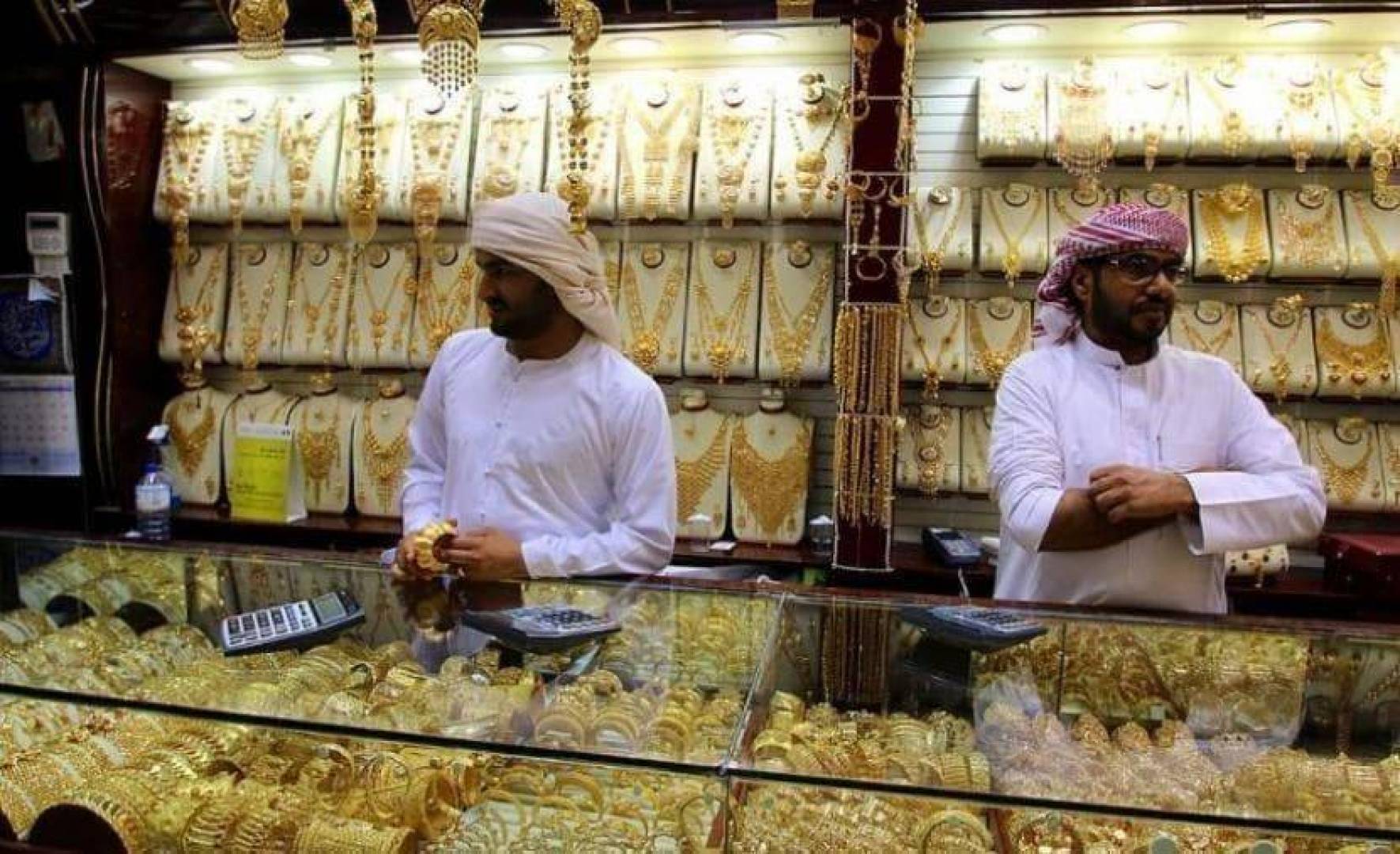 Дубай golden. Золотой рынок Gold Souk. Gold Souk Дубай. Золотой рынок (Dubai City of Gold). Золотой базар в Дубае.