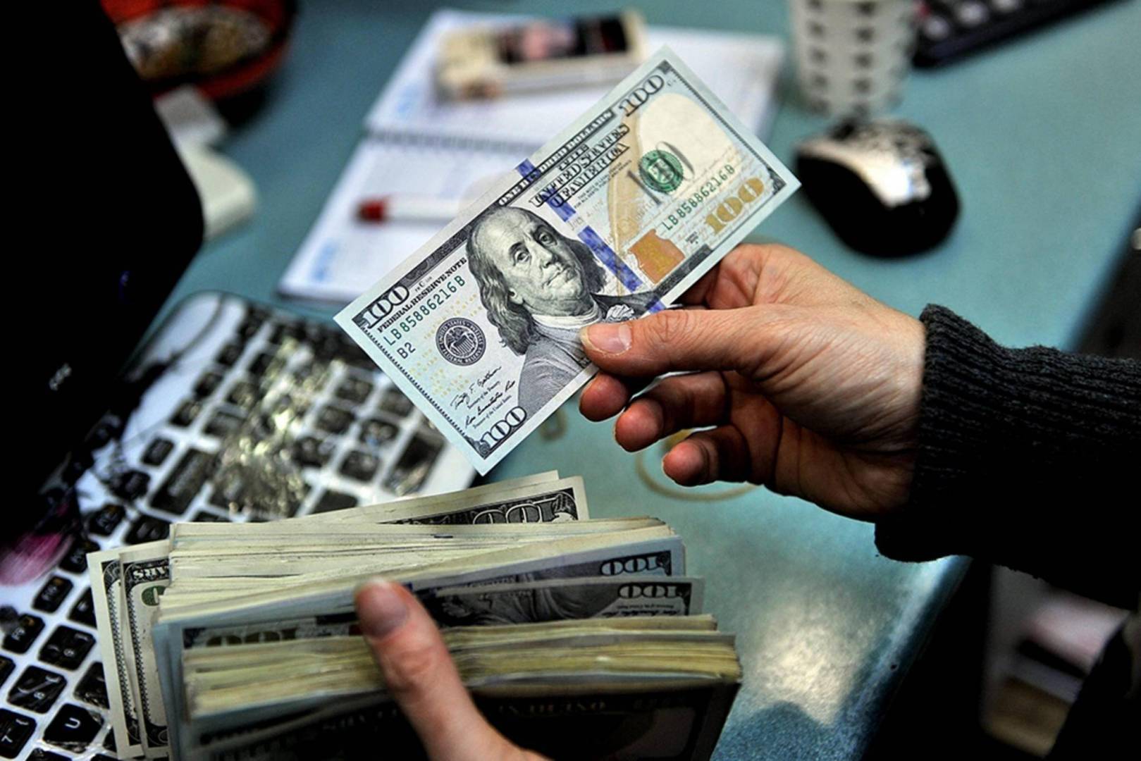 ارتفاع سعر الدولار في اليمن بالتوازي مع تحسن سعر الريال السعودي في اليمن