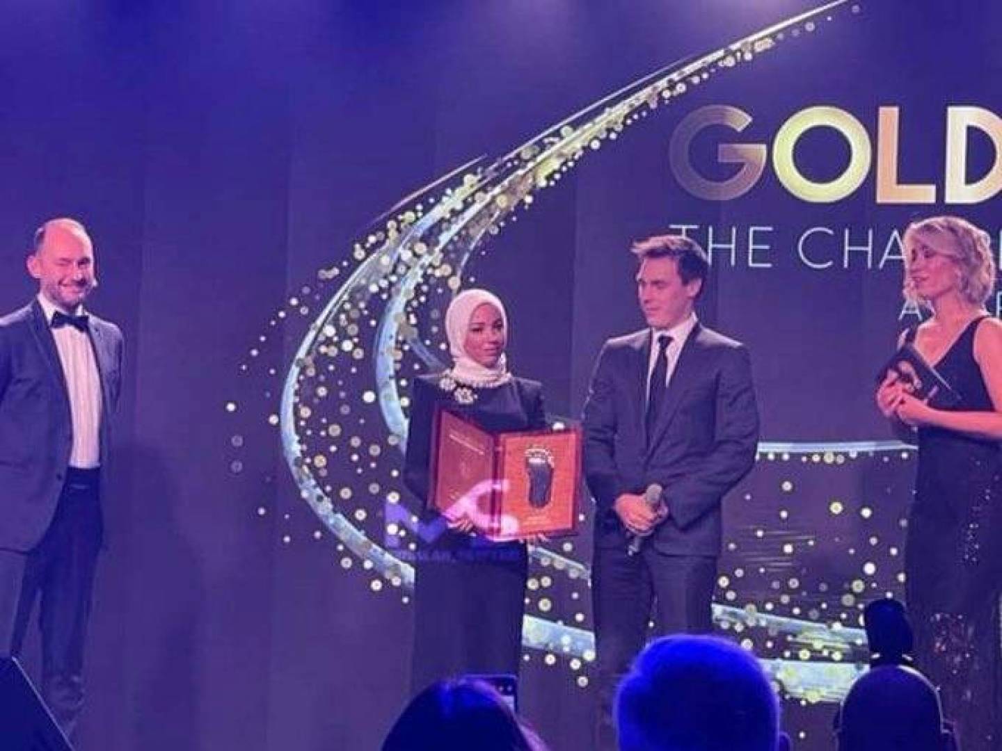 النجم المصري محمد صلاح يكشف سبب استلام زوجته ماغي جائزة القدم الذهبية بدلا منه في العام الماضي 
