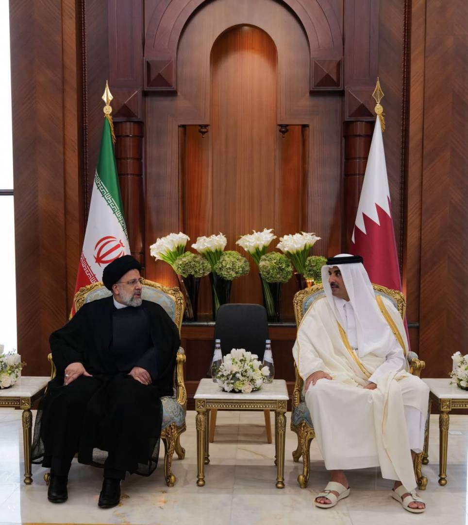 أمير قطر يستقبل الرئيس الإيراني في مطار الدوحة