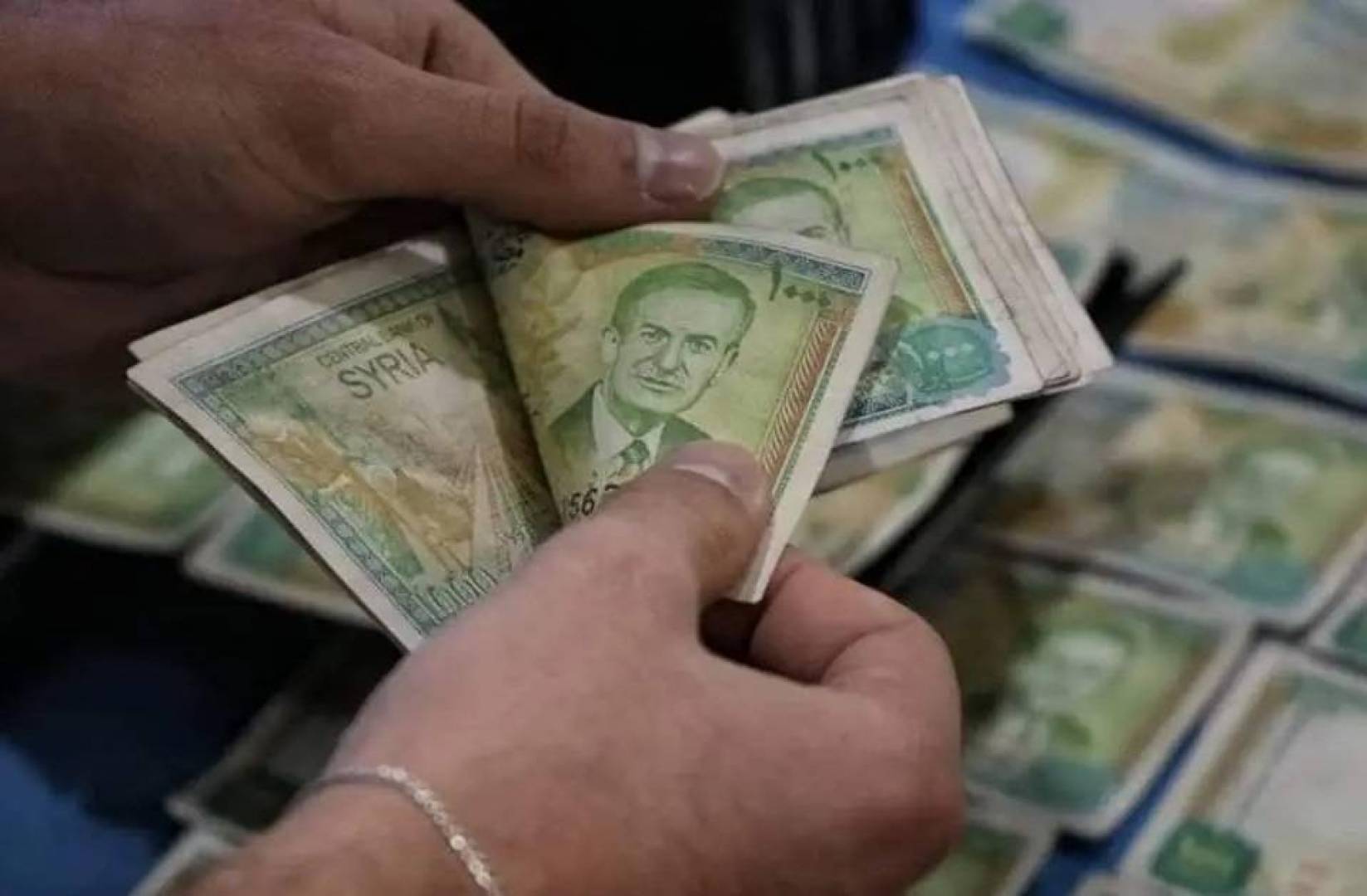 سعر الدولار في سوريا .. يرتفع بالتوازي مع ارتفاع أسعار العملات