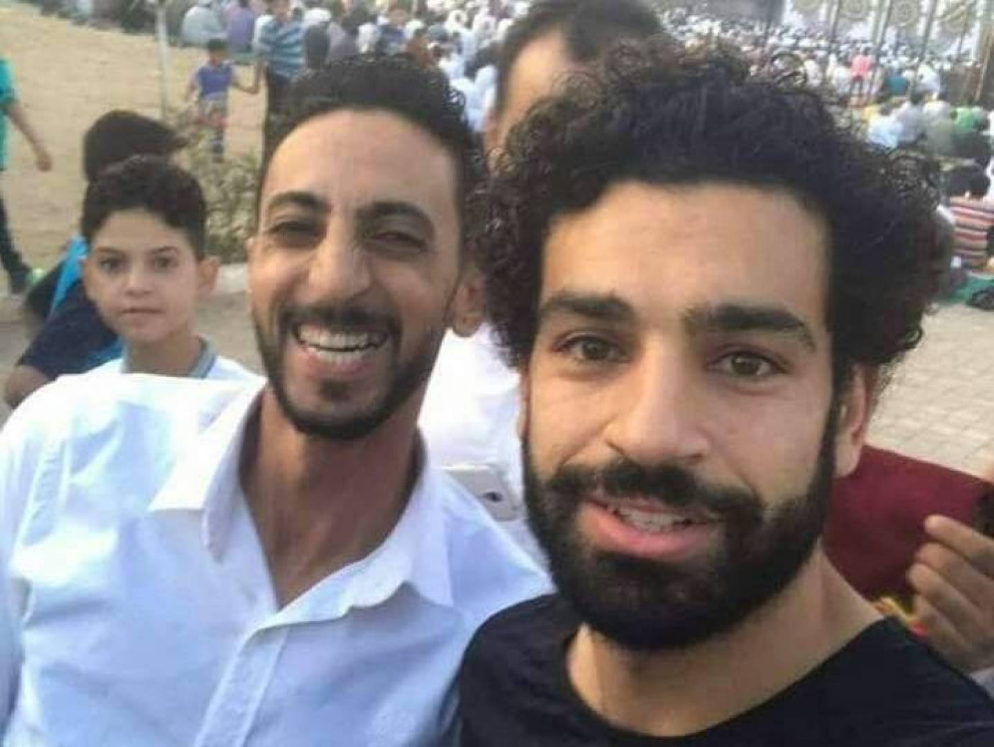 النجم المصري محمد صلاح يتكفل بعلاج الصحفي المصري محمد غنيم المصاب بمرض الملاريا 