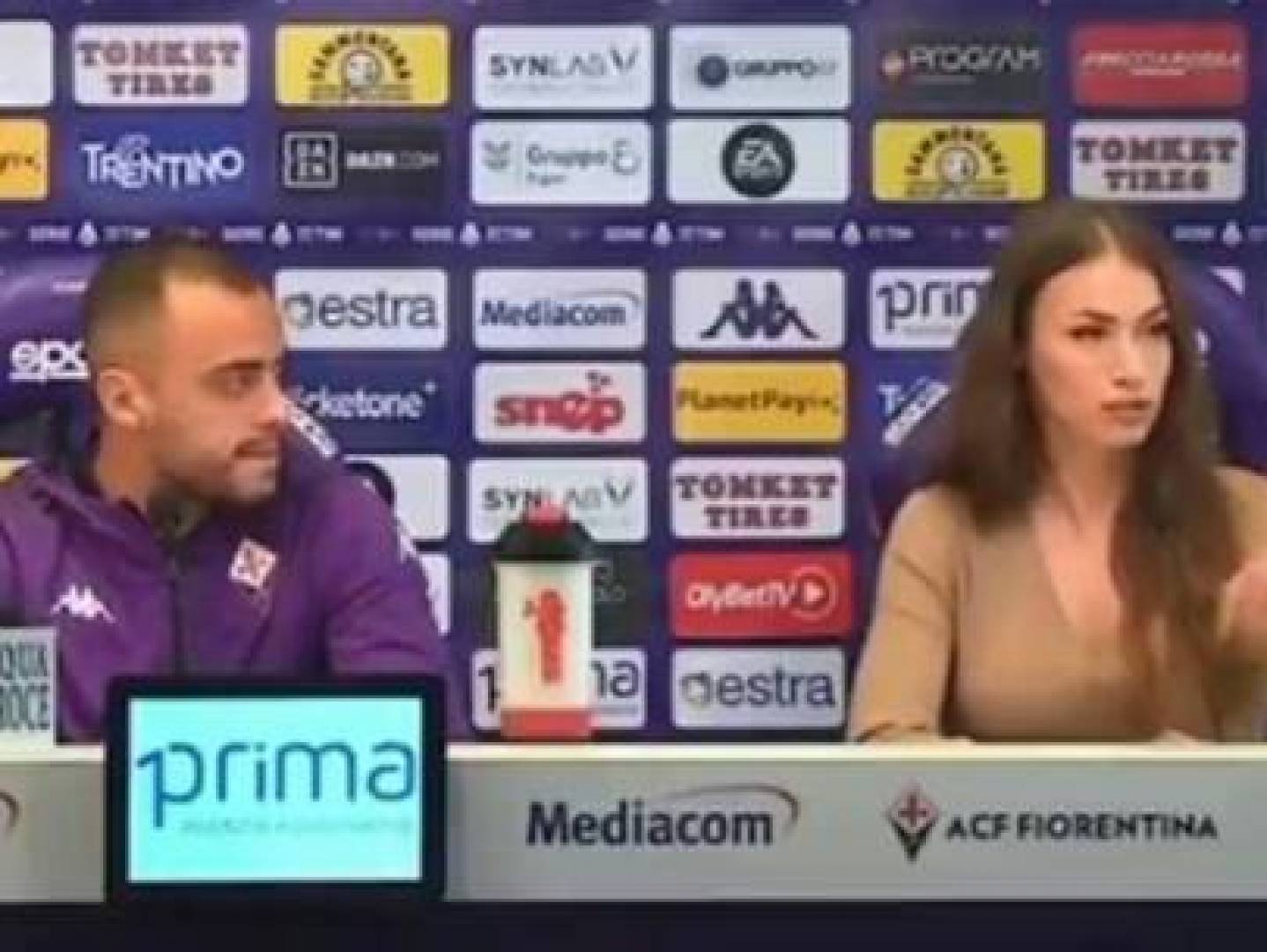 ردود فعل غاضبه بعد الفيديو المثير لمهاجم فيورنتينا الجديد أثناء تقديمه من قبل صحفية إيطالية 