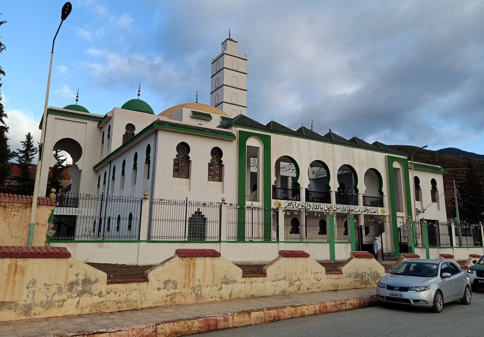 بالصور النجم الجزائري رياض محرز يبني مسجد التقوى ببلدية بني سنوس في الجزائر