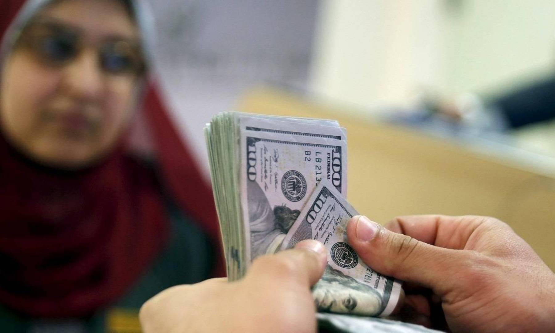 سعر الدولار في اليمن .. يرتفع مقابل انهيار سعر الريال اليمني