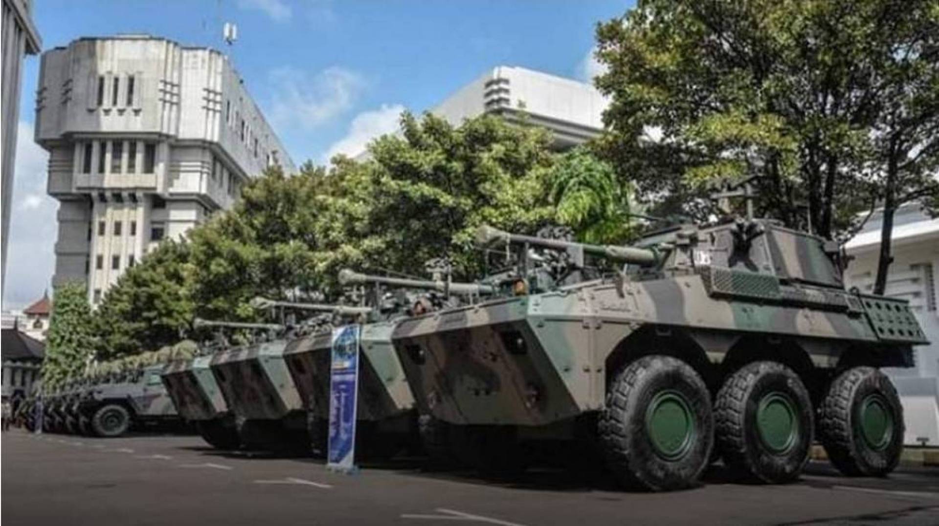 الجيش الإندونيسي يستلم مركبات الدعم الناري رانبور باداك 6 × 6 من شركة بينداد