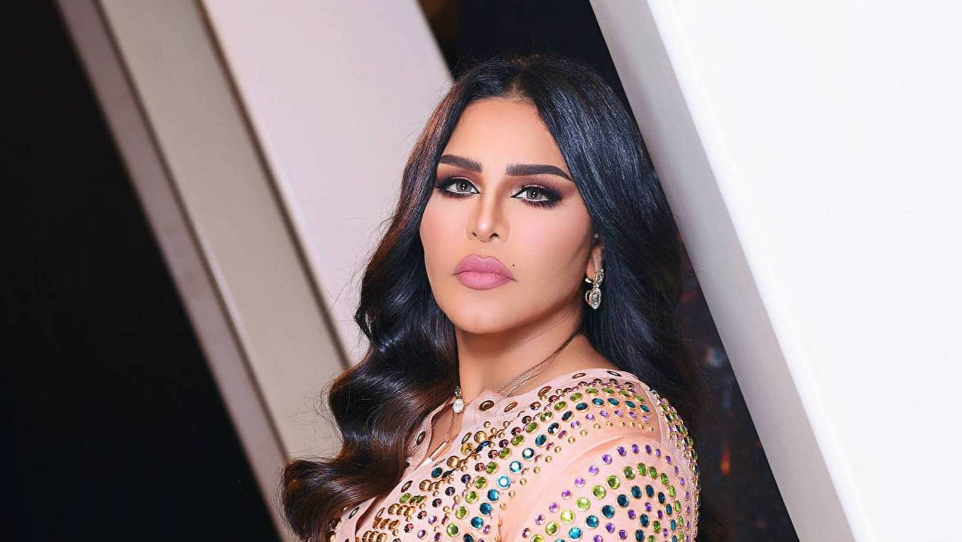 أحلام تفاجئ الجمهور في معرض العطور