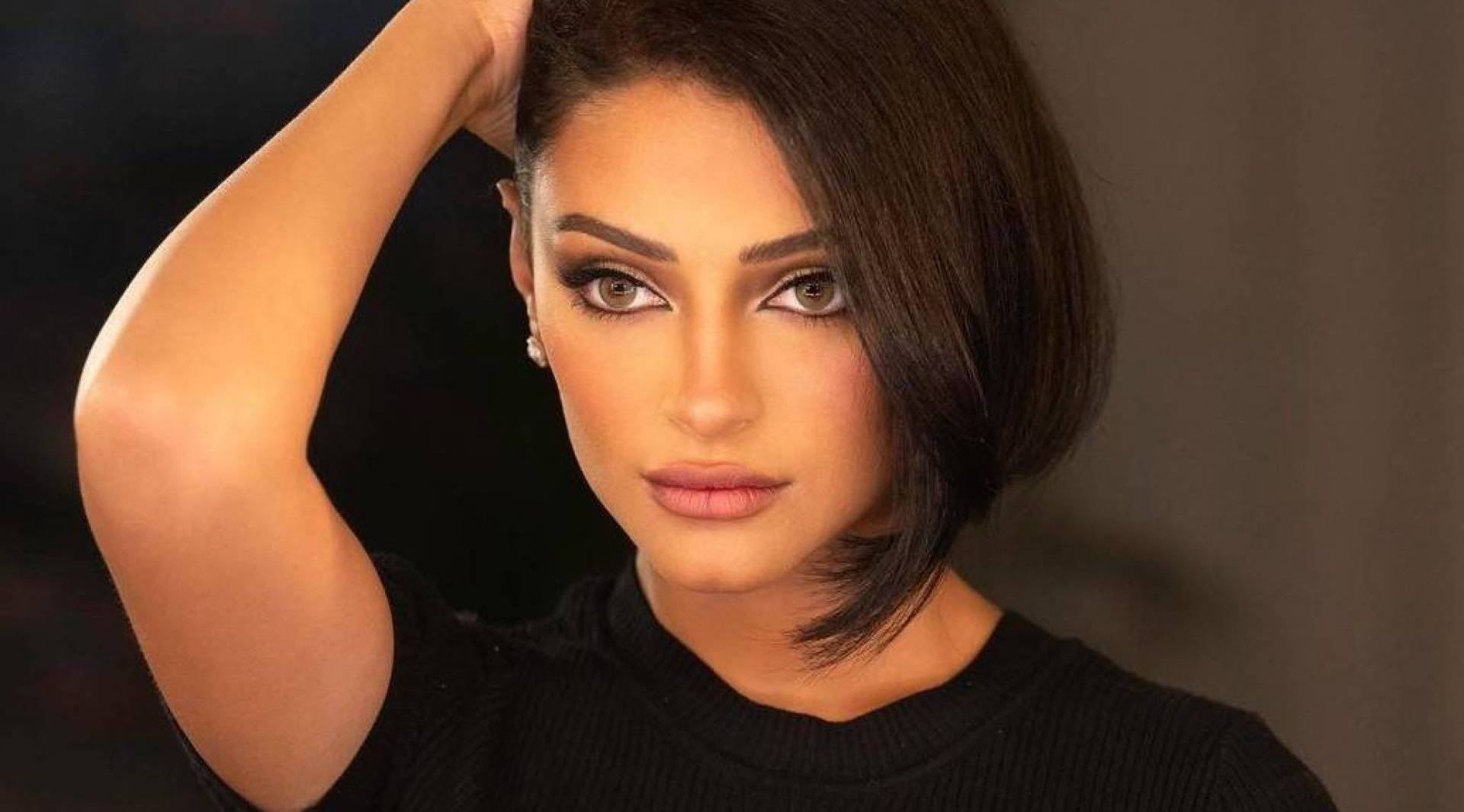 انهيار معجبة أمام شوق الهادي في معرض العطور