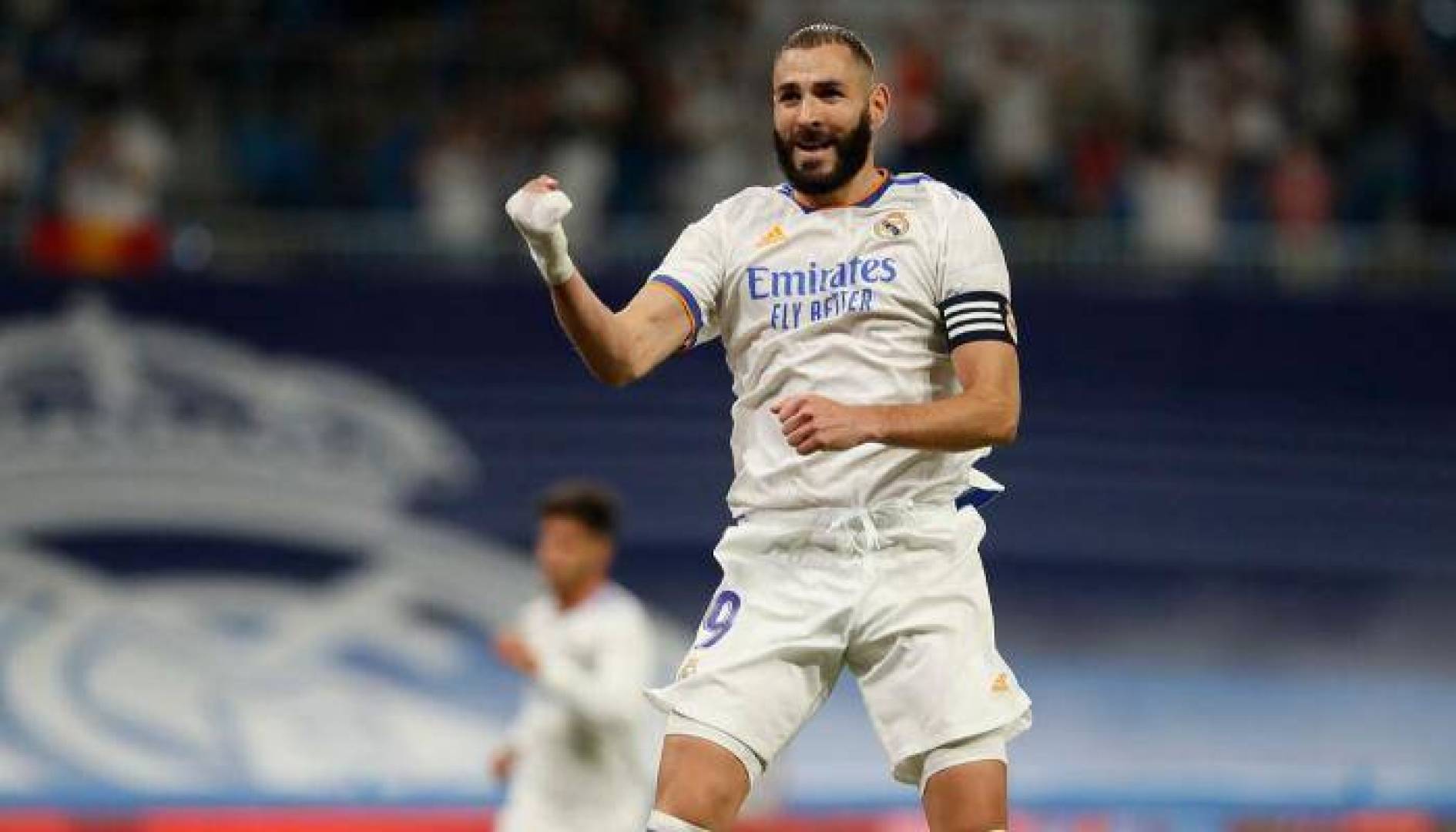 مهاجم ريال مدريد كريم بنزيما يبتعد بصدارة هدافي الدوري الإسباني الممتاز لكرة القدم 