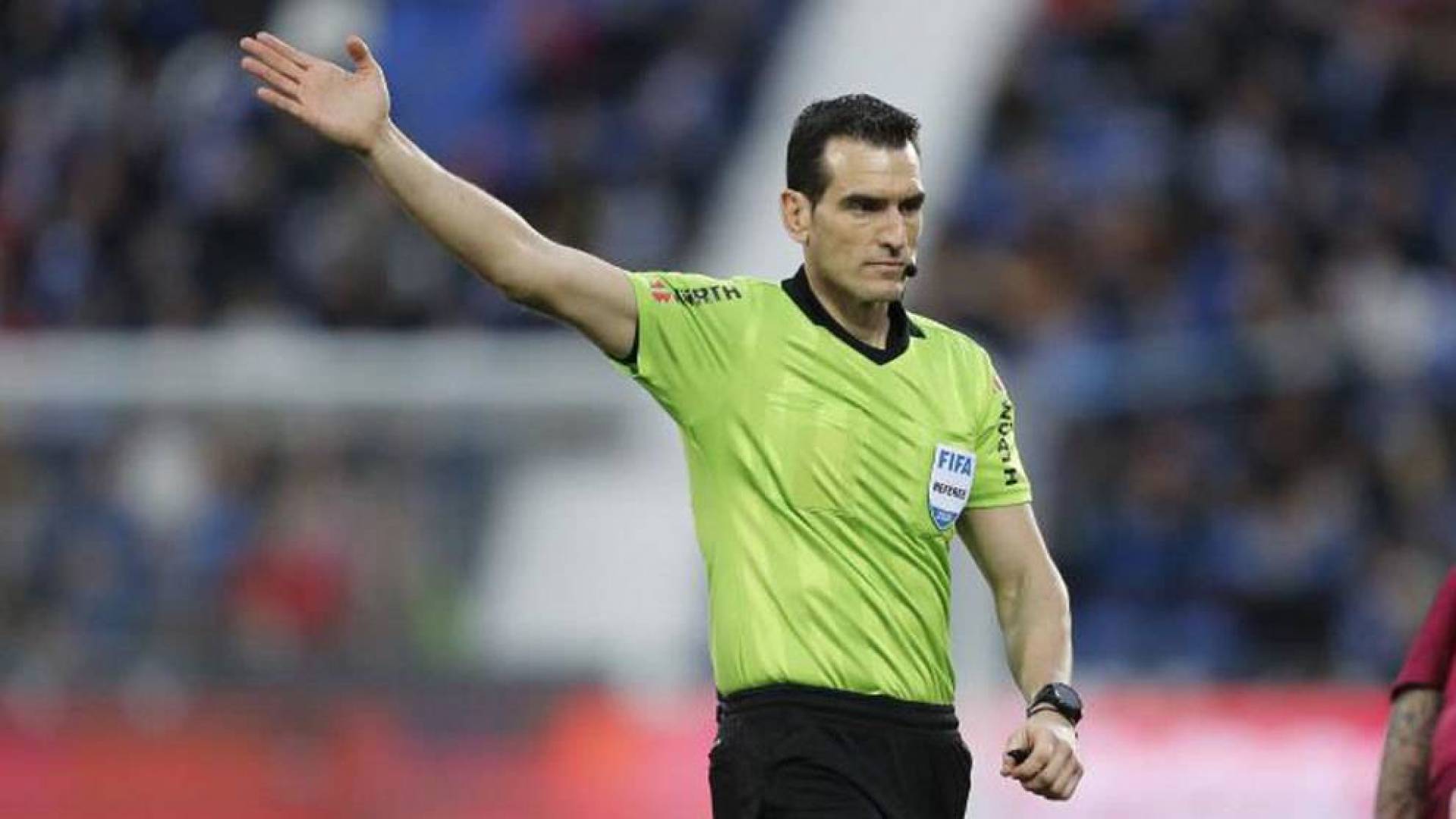 الاتحاد الإسباني يعين مارتينيز مونويرا حكما لكلاسيكو ريال مدريد وبرشلونة