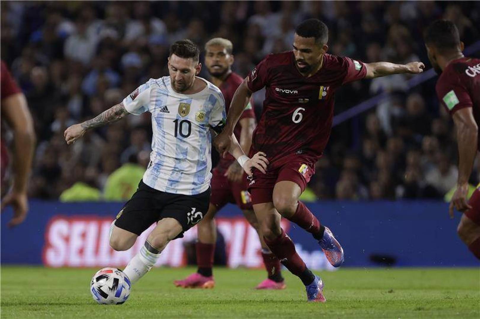 الأسطورة الأرجنتينية ليونيل ميسي يلمح لقرب اعتزاله اللعب دوليا بعد كأس العالم 