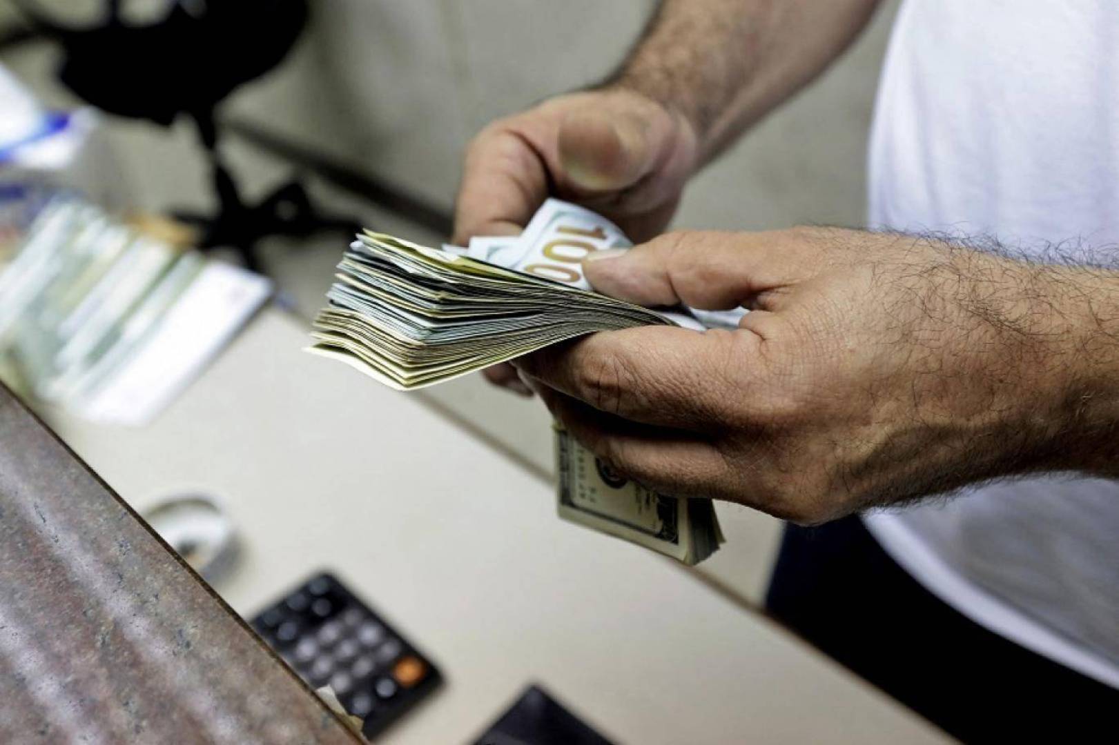 سعر الدولار في لبنان .. وفق بيانات التداول اليوم في السوق السوداء