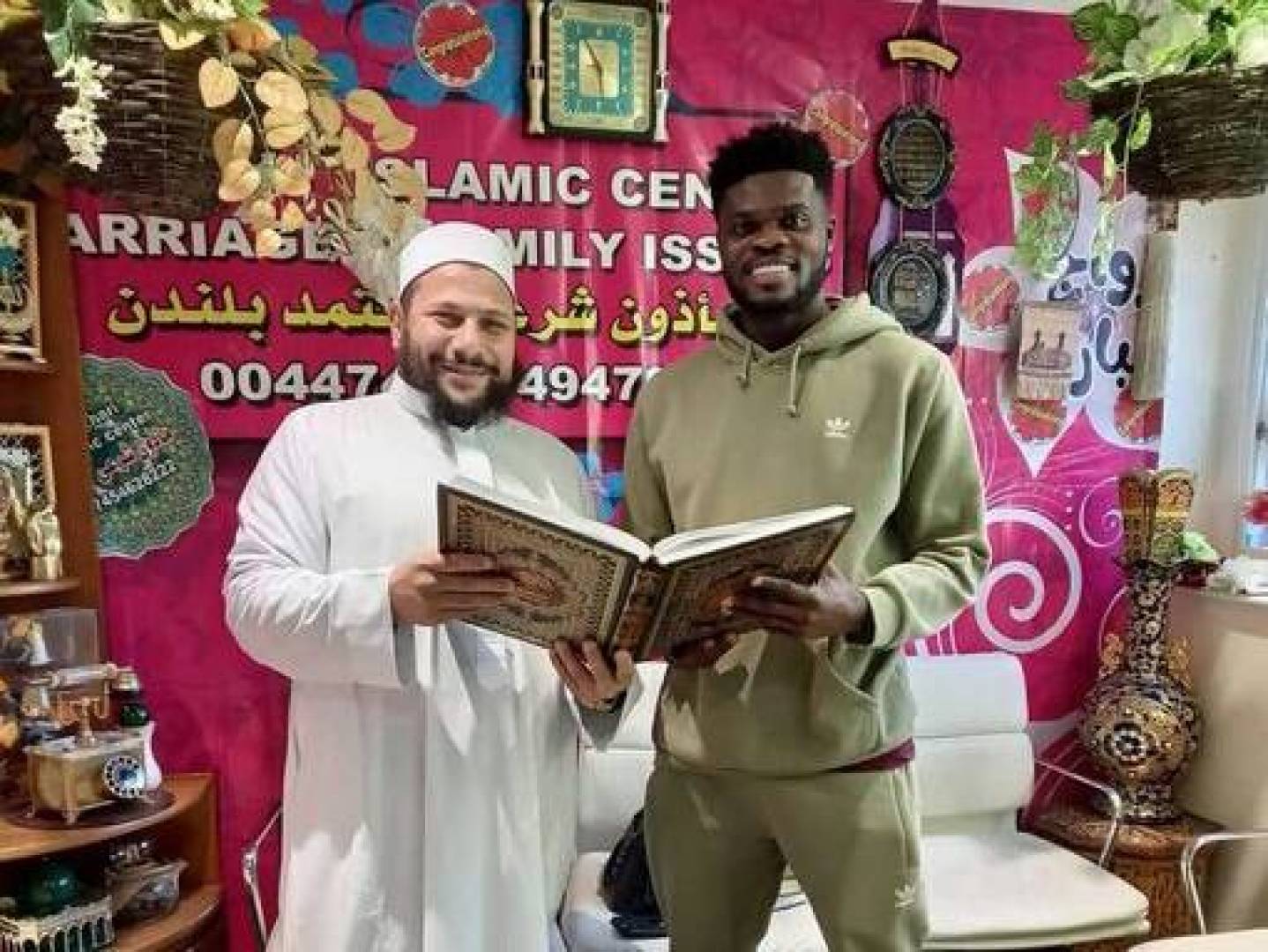 اعتناق لاعب نادي أرسنال الانجليزي توماس بارتي الديانة الإسلامية .. صور
