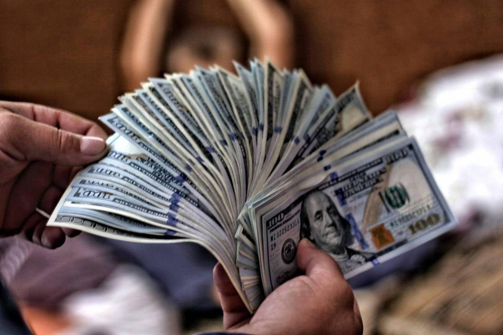 تراجع سعر الدولار في لبنان .. مقابل الليرة اللبنانية في السوق السوداء