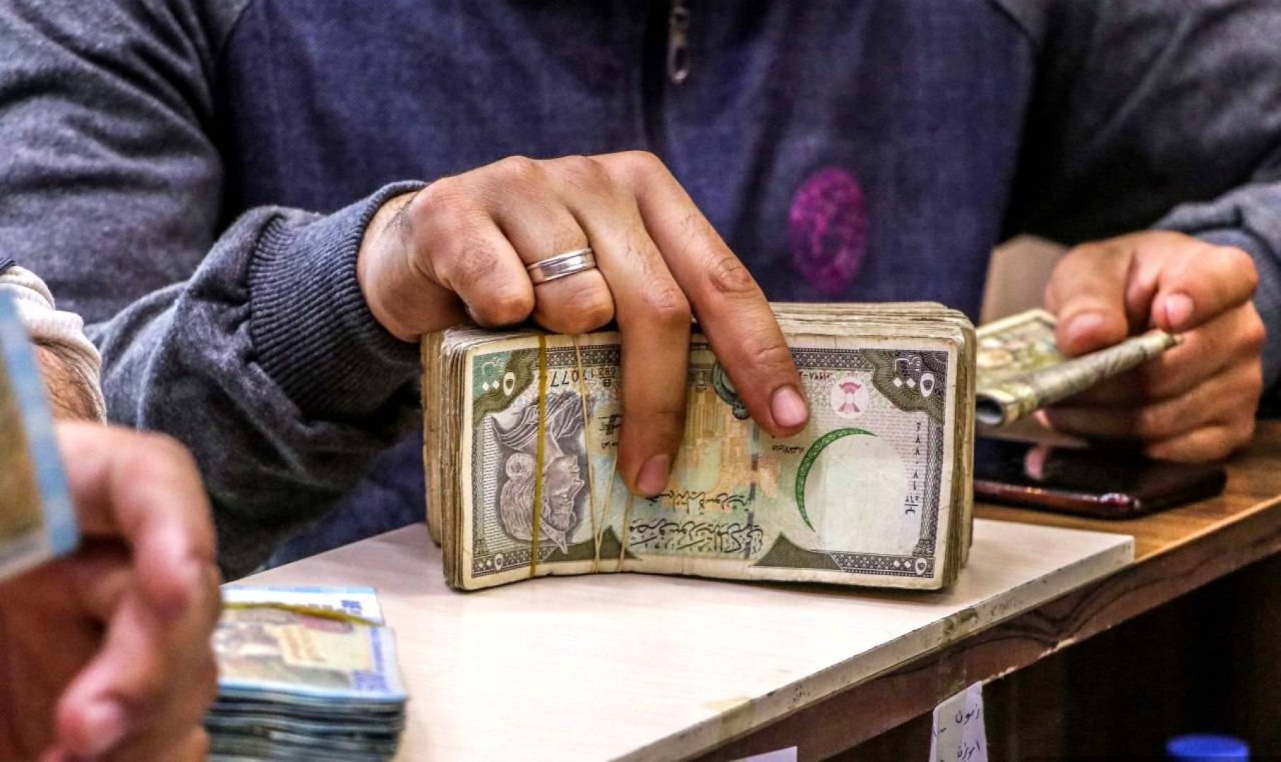 سعر الدولار في سوريا .. يسجل ارتفاع معاكس في السوق السوداء