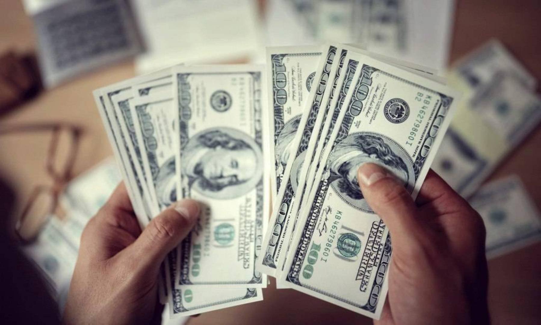 ارتفاع سعر الدولار في لبنان .. وأسعار المحروقات في لبنان تحلق
