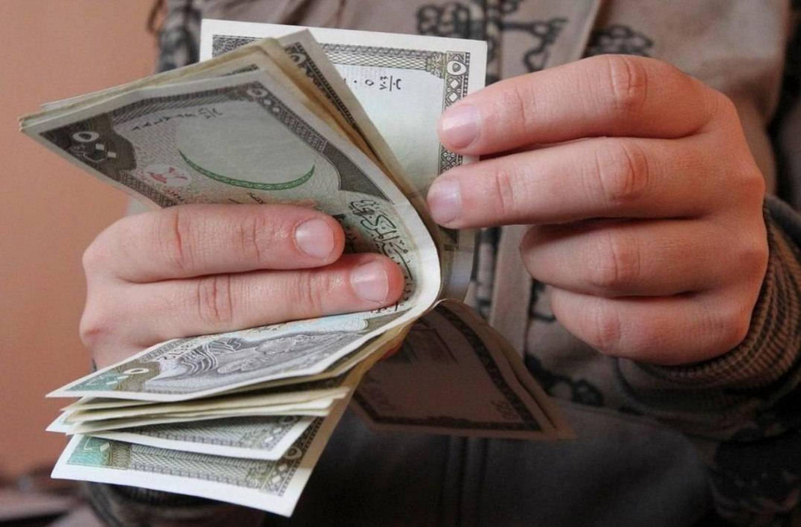 هبوط سعر الدولار في سوريا .. تحسن الليرة السورية مقابل أسعار العملات في سوريا