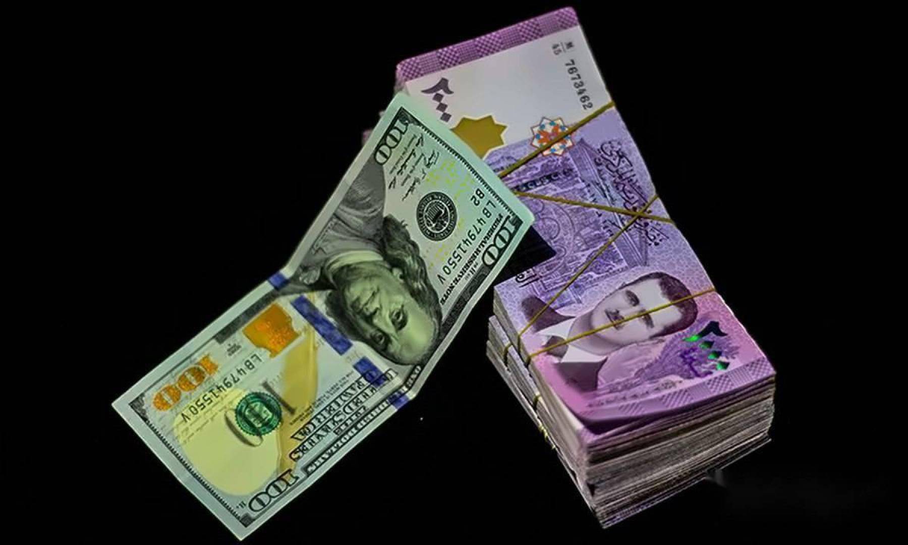 انخفاض سعر الدولار في سوريا .. مقابل تحسن جزئي لليرة السورية في السوق السوداء