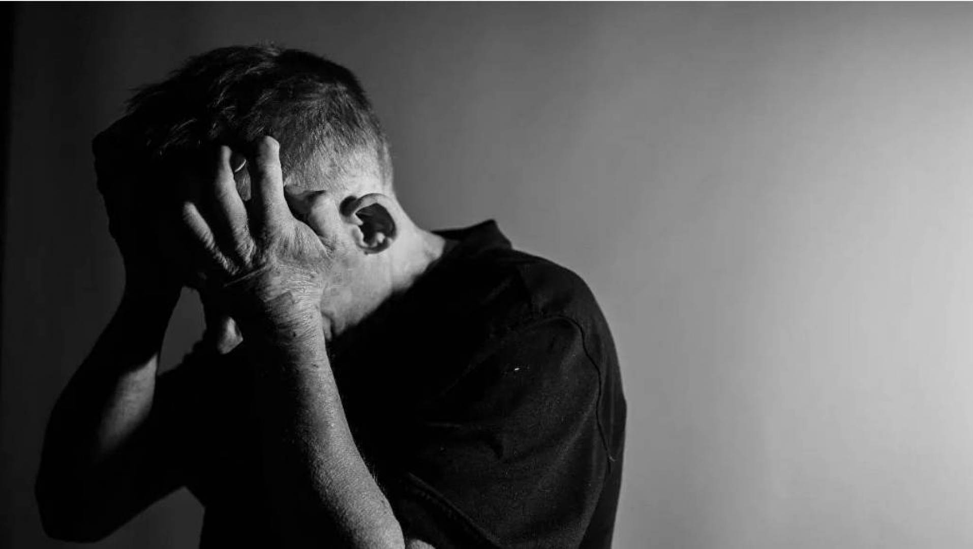 علماء يحذرون من خطر تصفح الأخبار السلبية وسط الأزمات العالمية