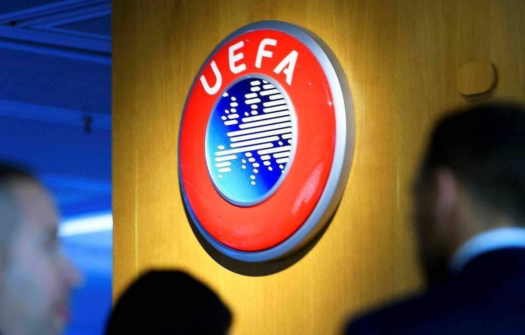 الاتحاد الأوروبي لكرة القدم يسمح للأندية الأوروبية بالتعاقد مع لاعبين تم فسخ عقودهم في الدوريات الروسية والأوكرانية
