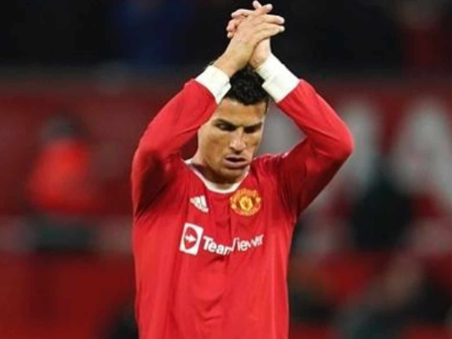 بالفيديو وبعد تحطيمه هاتف أحد مشجعي إيفرتون كريستيانو رونالدو يعتذر