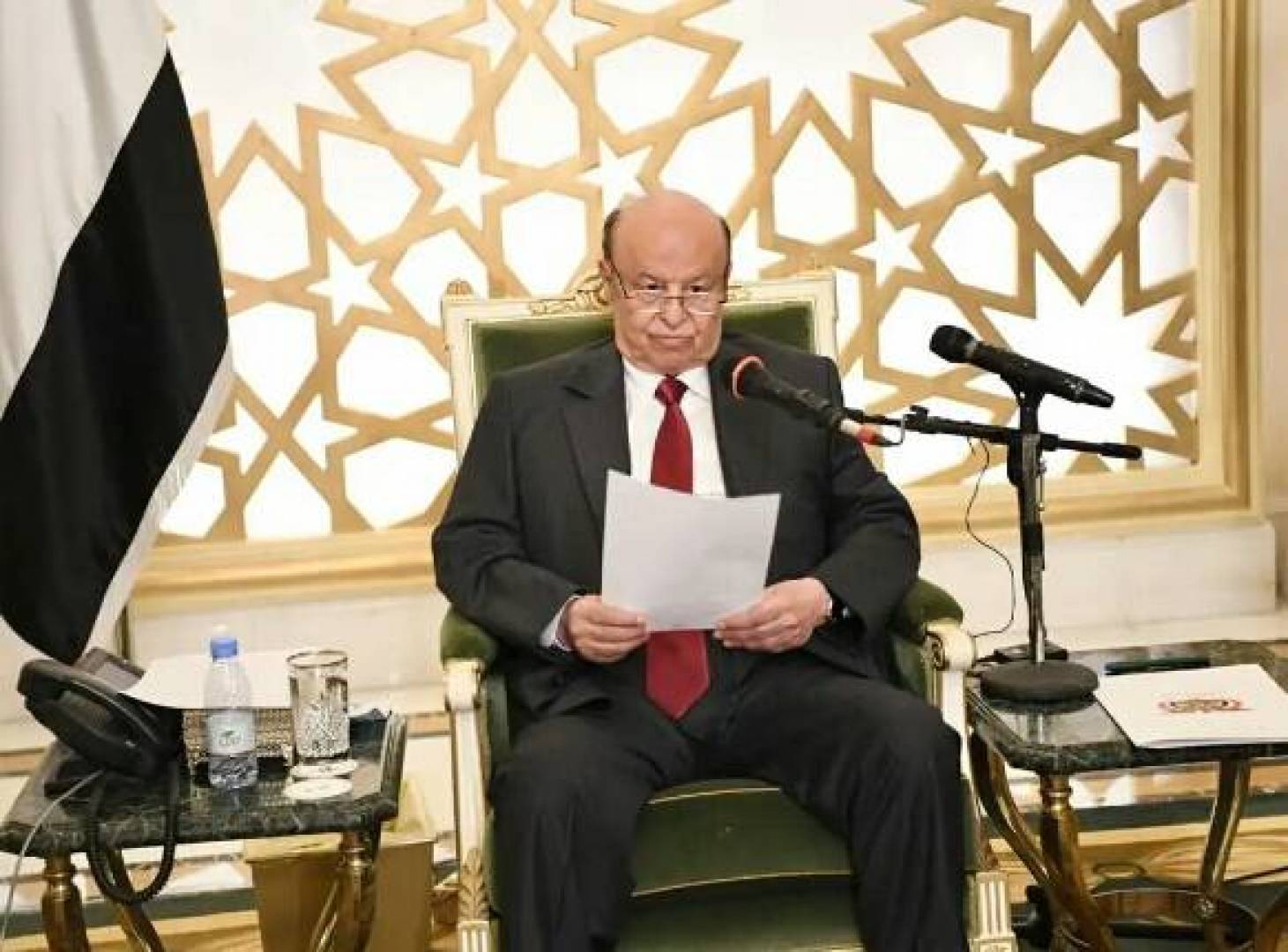 منصور هادي ينقل السلطة إلى مجلس القيادة الرئاسي ويفوضه بكامل صلاحياته