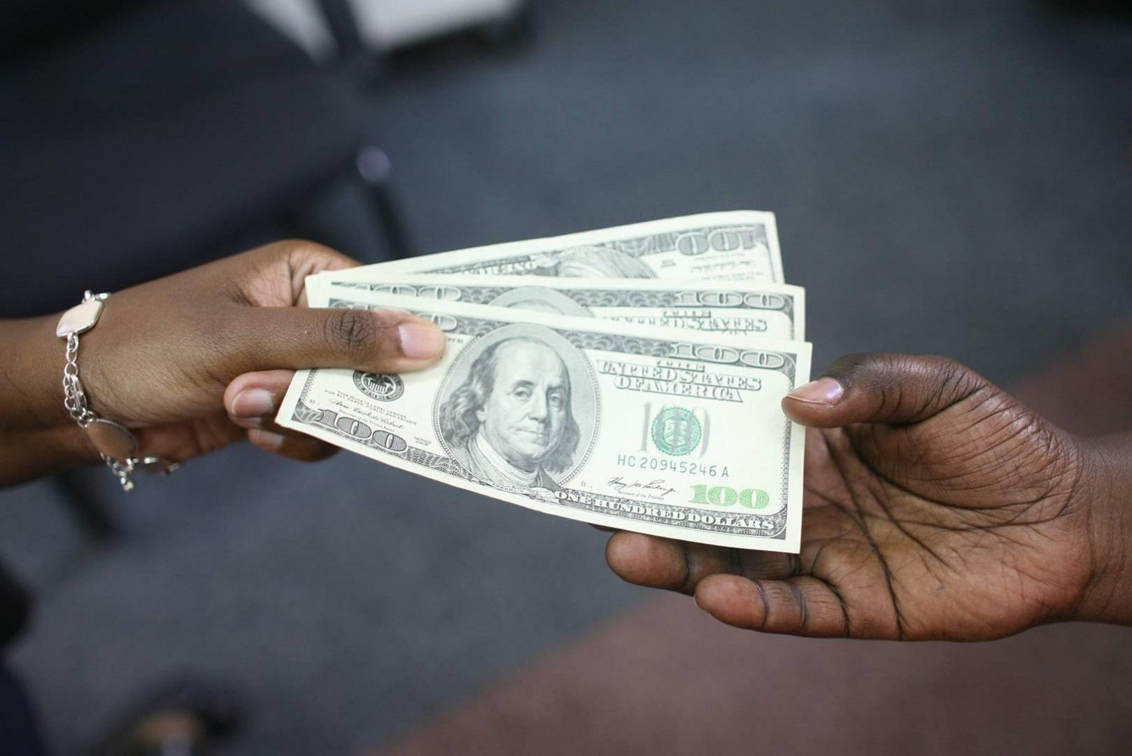  تراجع سعر الدولار في السودان ..  في البنوك السودانية والسوق السوداء