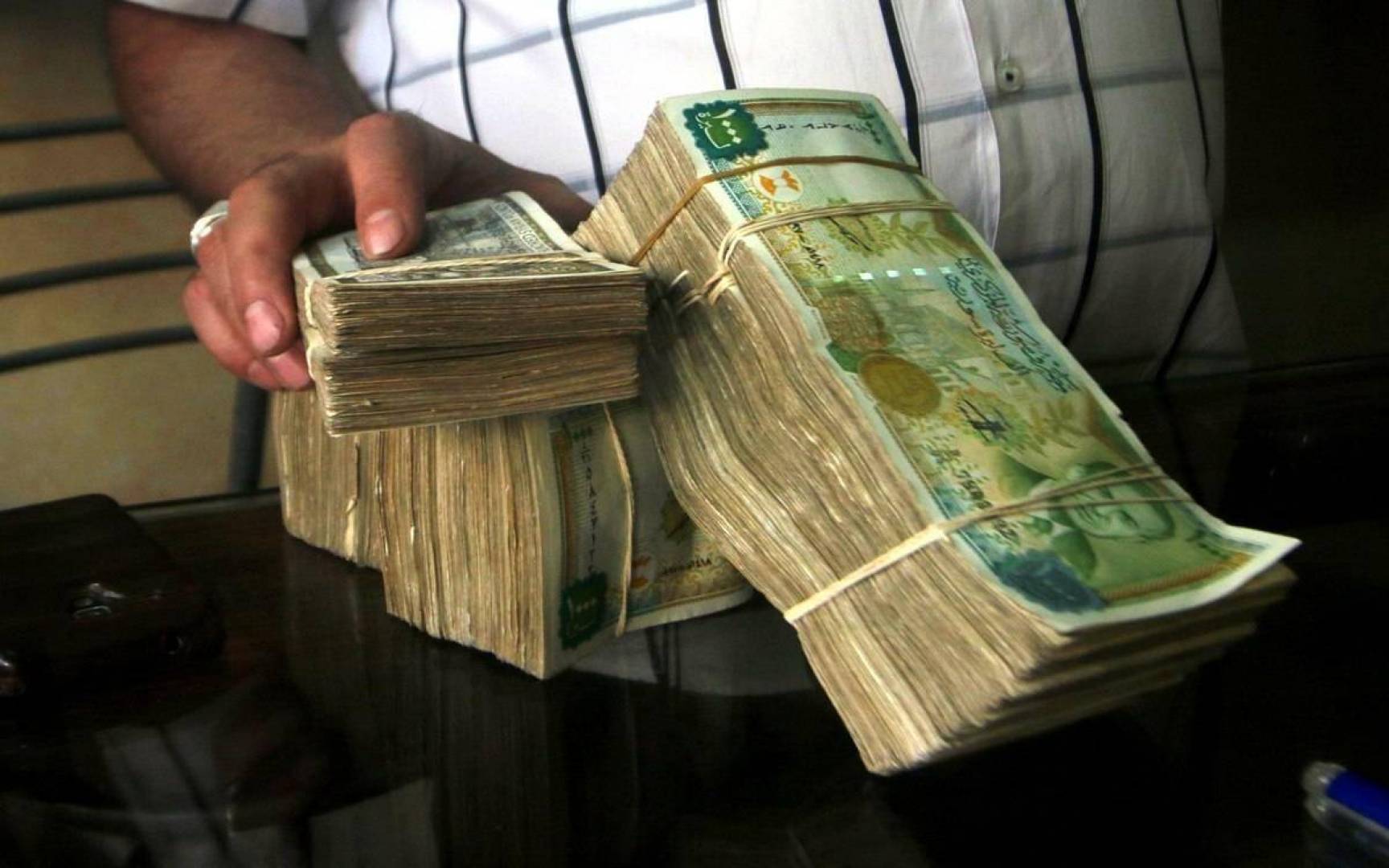 سعر الدولار في سوريا .. انخفاض أسعار العملات في السوق السوداء