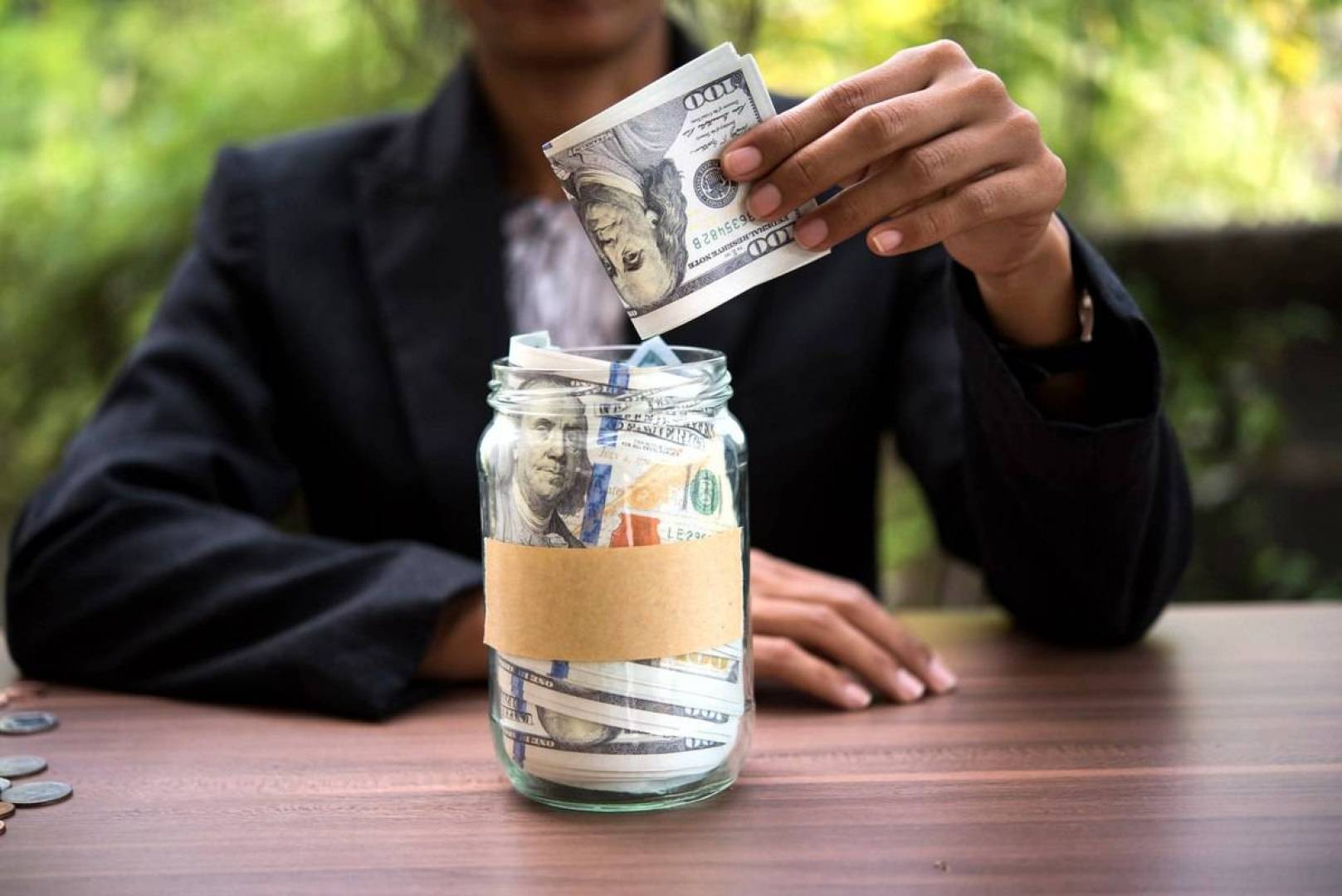 سعر الدولار في السودان .. يسجل ارتفاع معاكس في مقابل الجنيه في السوق السوداء
