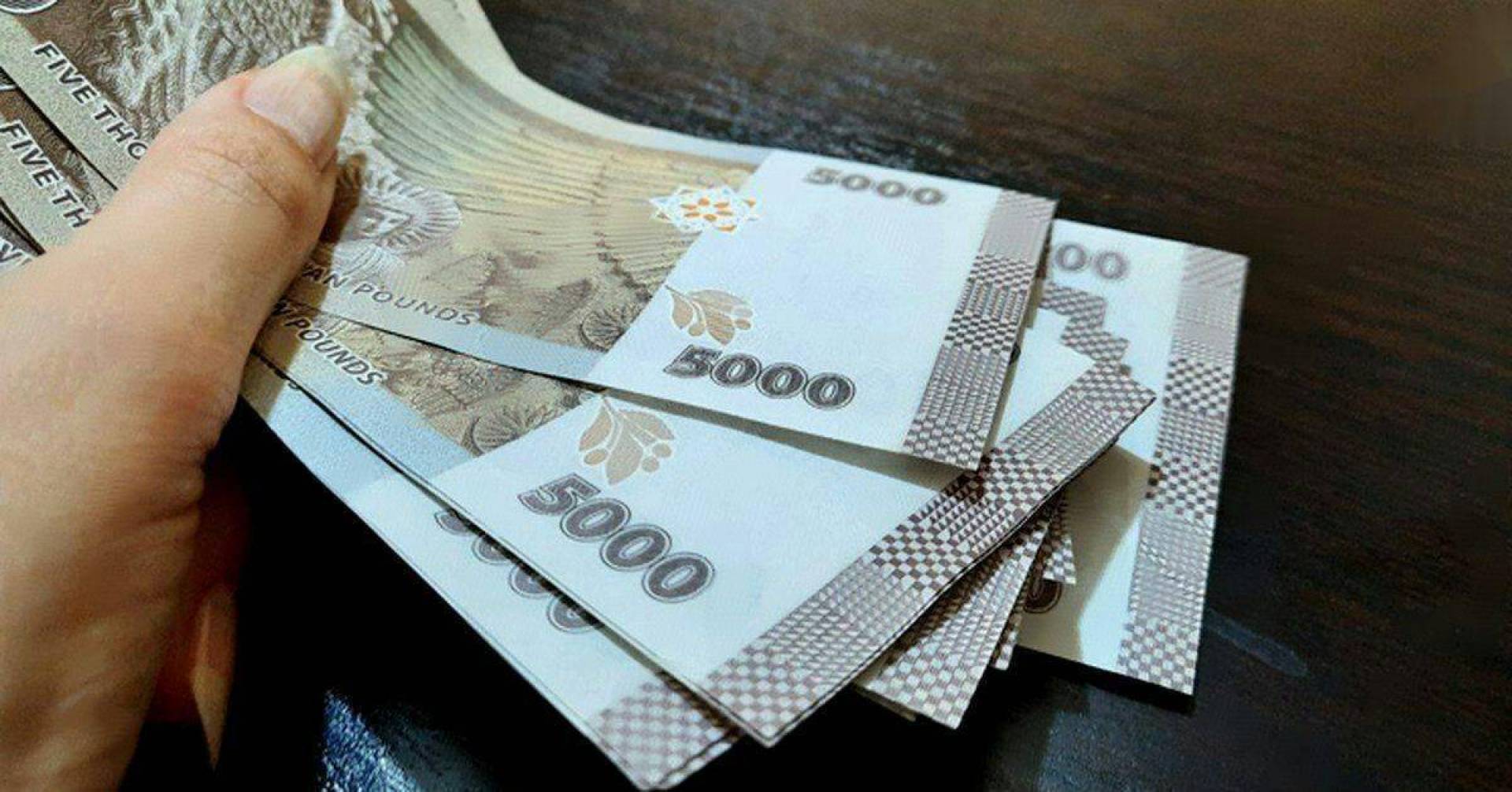 تراجع سعر الدولار في سوريا .. بالتوازي مع تحسن طفيف لليرة