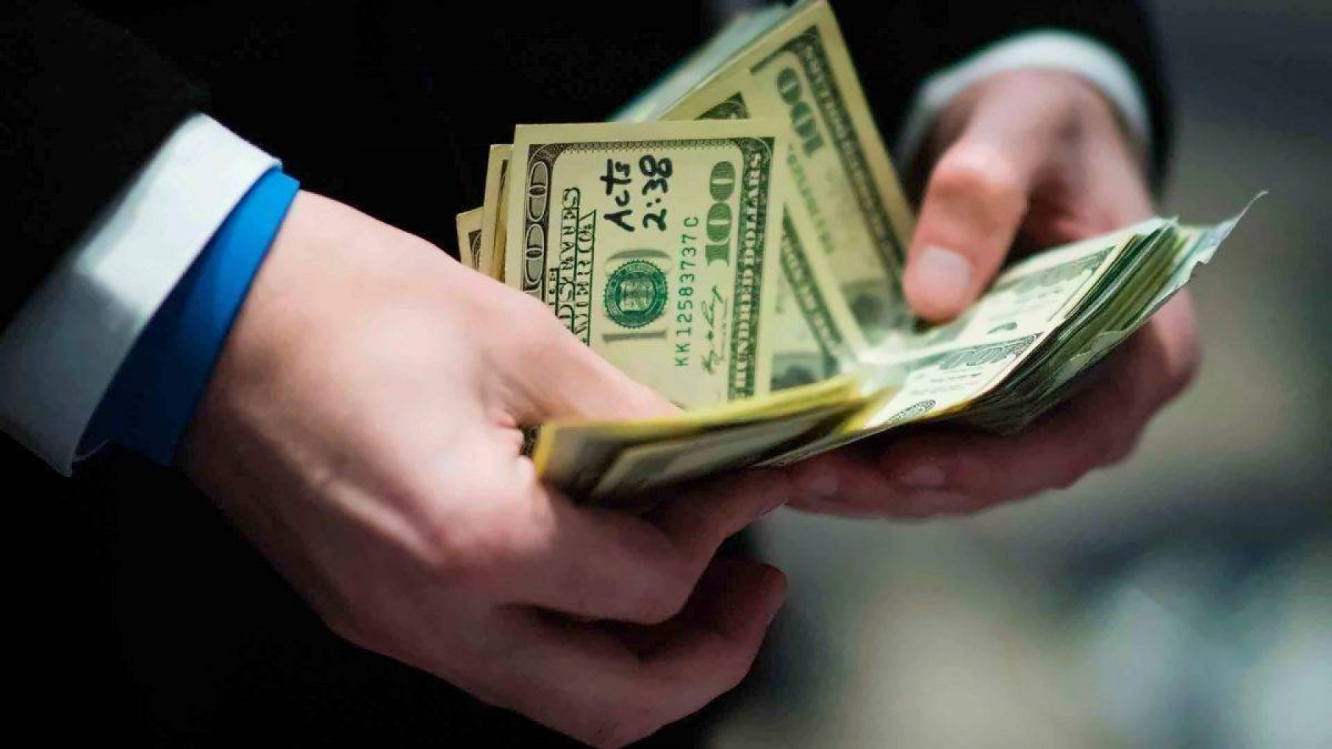 ارتفاع سعر الدولار في لبنان .. بالتوازي مع رفع أسعار المحروقات