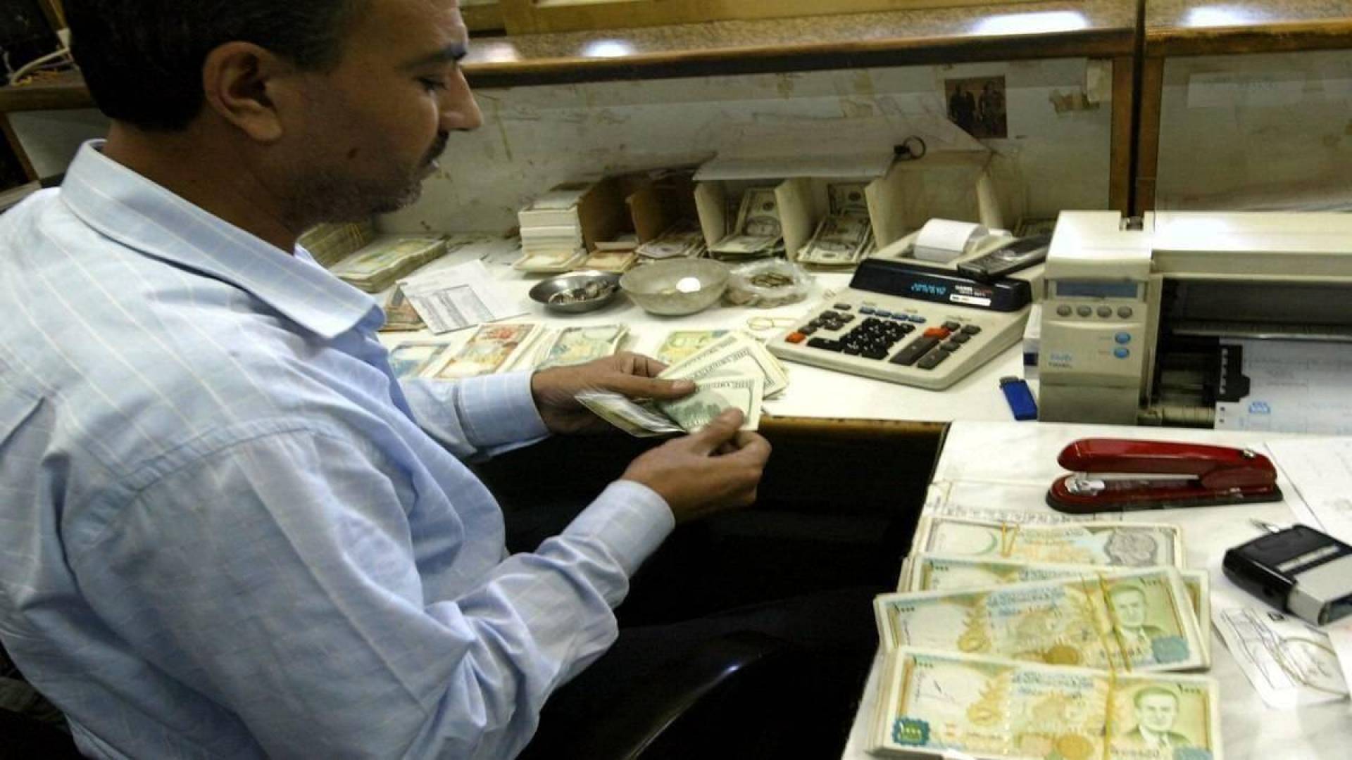 ارتفاع سعر الدولار في سوريا مقابل استقرار أسعار العملات في السوق السوداء