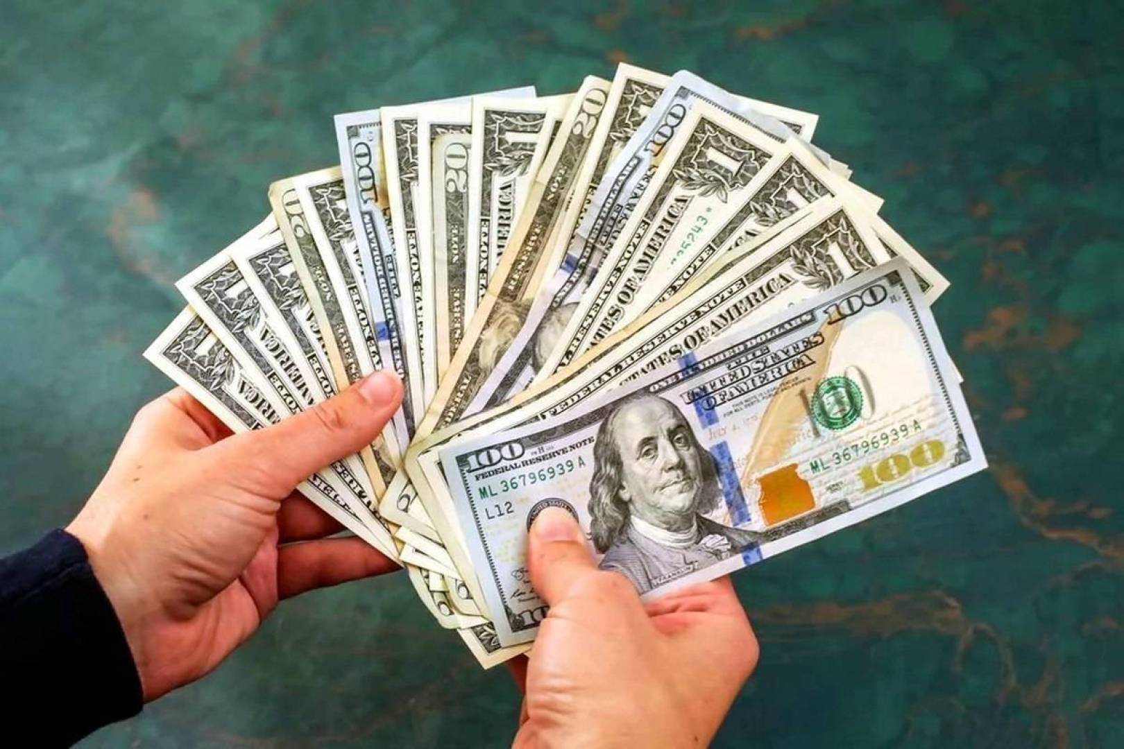 انخفاض سعر الدولار في لبنان .. بالتوازي مع نشاط التحركات السياسية