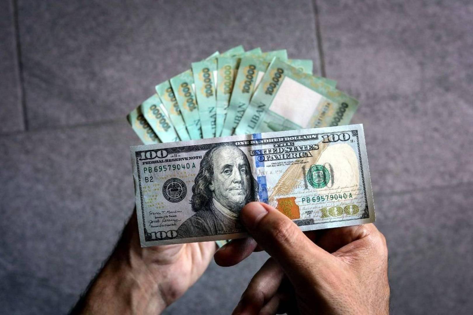تصاعد تدريجي يسجله سعر الدولار في لبنان .. مقابل سعر الليرة في السوق السوداء