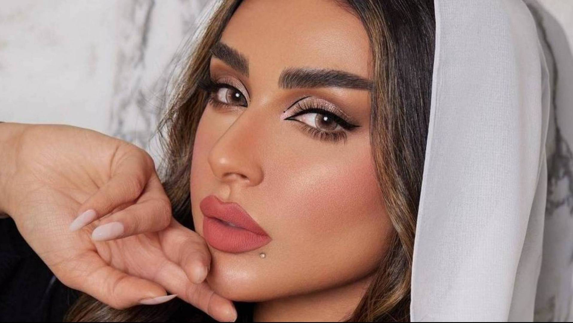 معجب أمل الأنصاري يعلق بعدما رفضت التصوير معه
