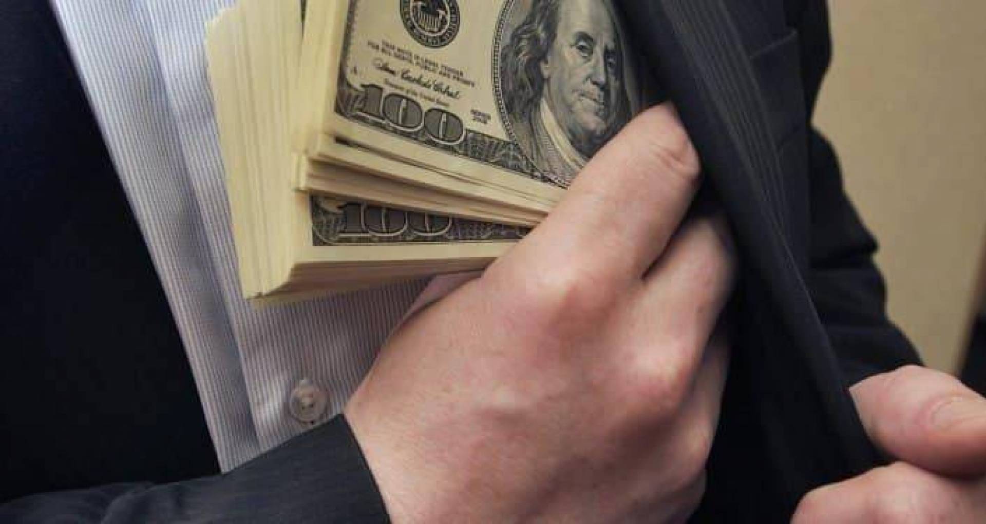 سعر الدولار في لبنان .. يتراجع بالتوازي مع انخفاض حركة السوق السوداء
