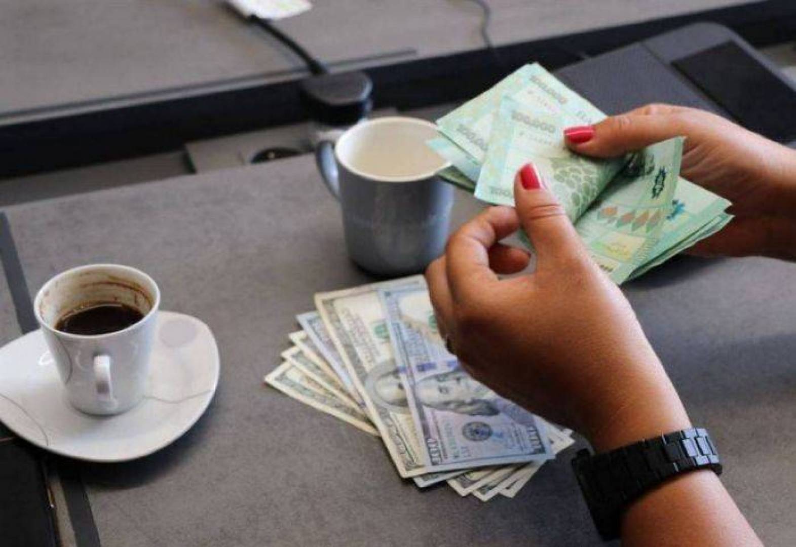 سعر الدولار في لبنان يتصاعد .. وفادي أبو شقرا يوضح سبب ارتفاع أسعار المحروقات