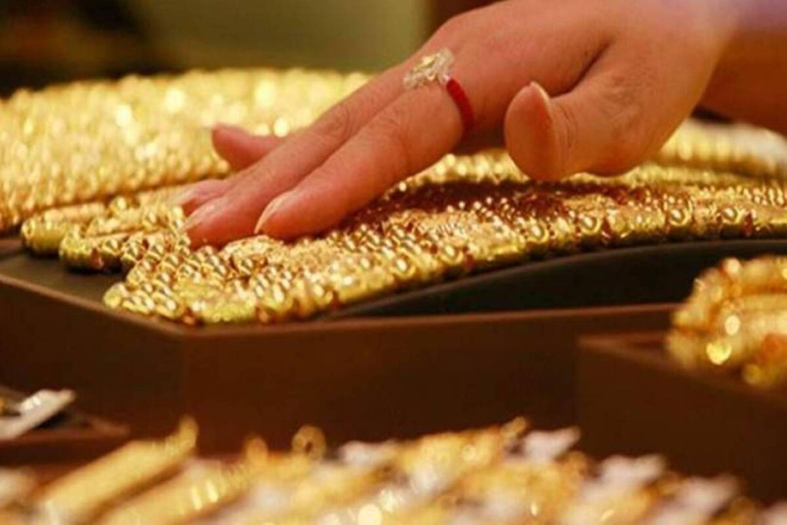 هبوط سعر الذهب في الإمارات .. مقابل الدولار في محلات الذهب
