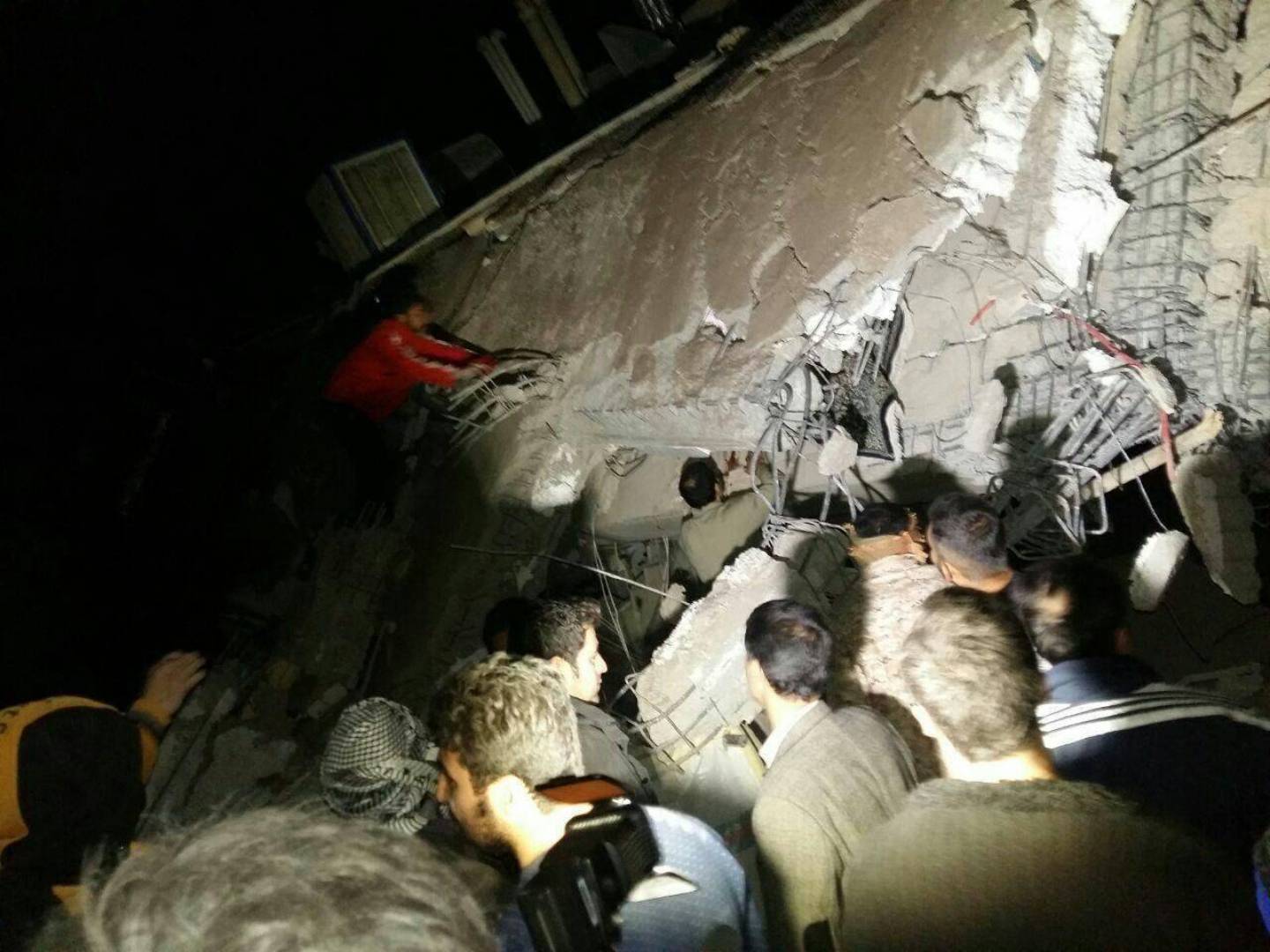 ثلاثة زلازل عنيفة تهز جنوب إيران وتسبب عشرات الضحايا والمصابين.. صور
