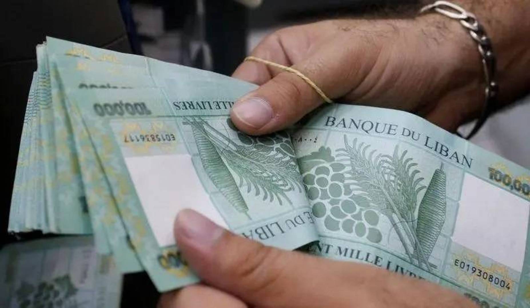مرسوم بمنح مساعدة اجتماعية مؤقتة لموظفي القطاع العام في لبنان