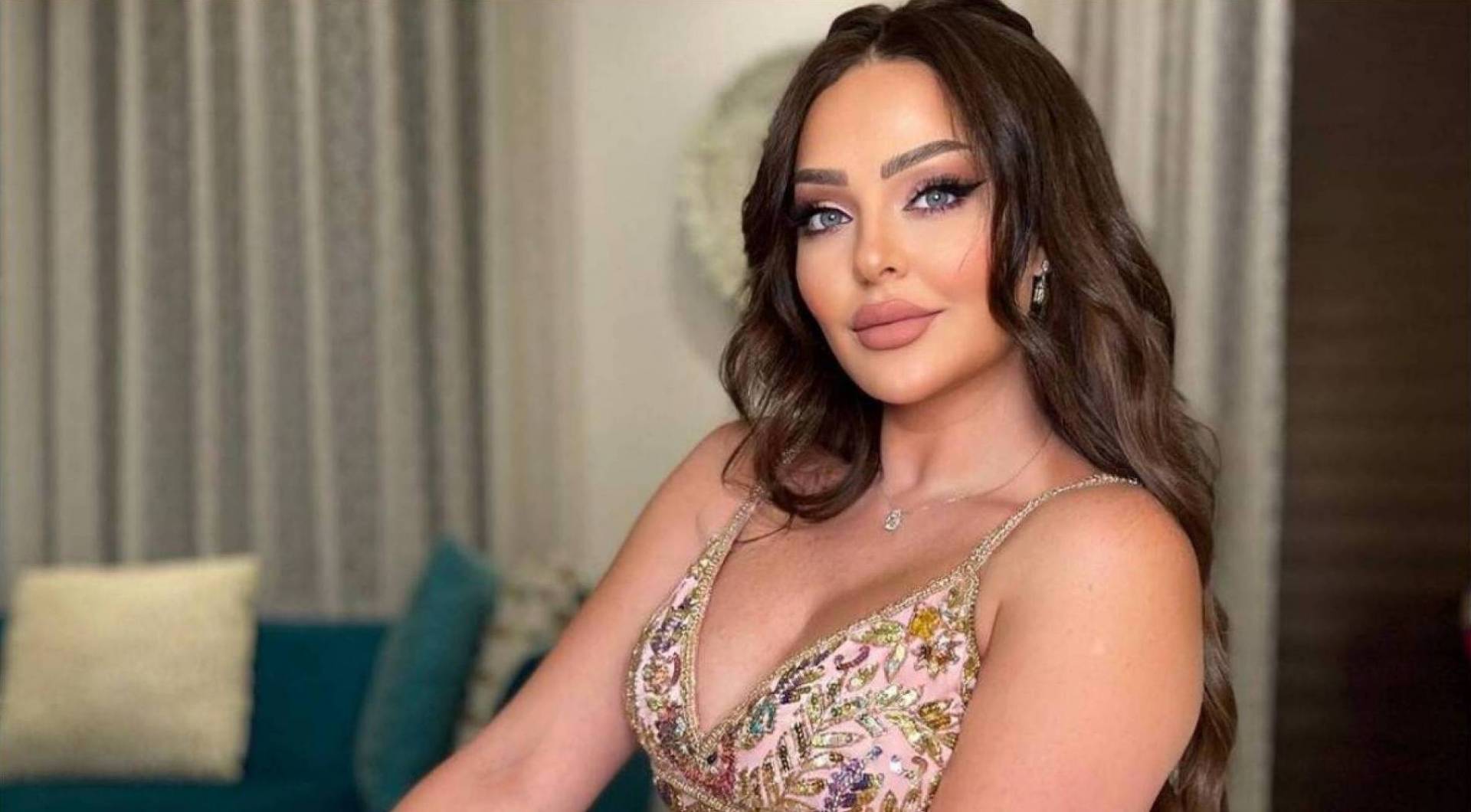 زين كرزون تبكي بعد تجمهر الناس من حولها داخل أحد المولات في الأردن
