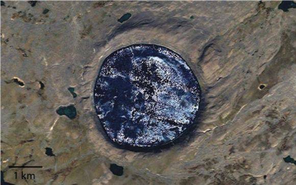 بحيرة بينجوالويت كريتر في كندا هي مثال حديث على بحيرة تشكلت في فوهة بركان على الأرض وتشبه بحيرات المريخ التي تشكلت في فوهات البراكين القديمة