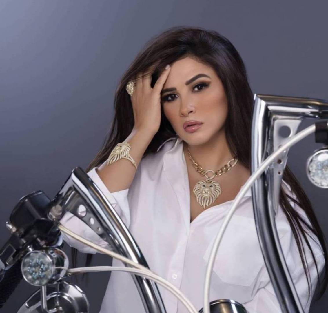 ياسمين عبد العزيز بـ ملامح غريبة في أحدث ظهور