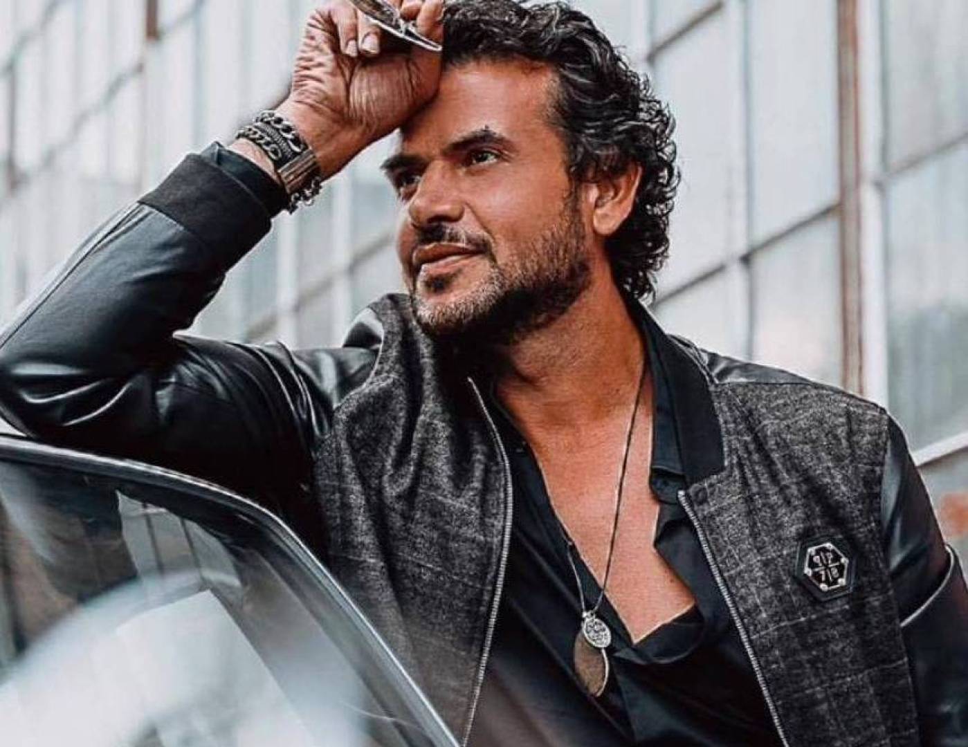 سامو زين يدافع عن عمرو مصطفى ويشيد بـ عمرو دياب