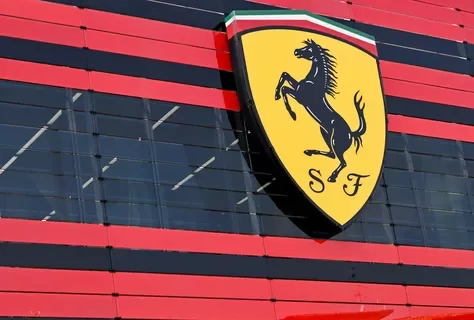 فيراري Ferrari تعلن قبول الدفع بـ 3 عملات رقمية 