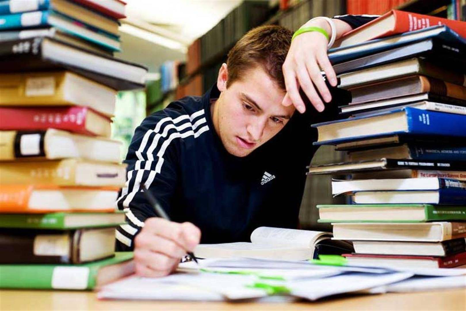 القلق تجاه الامتحانات يرتبط بمستوى التفوق الأكاديمي