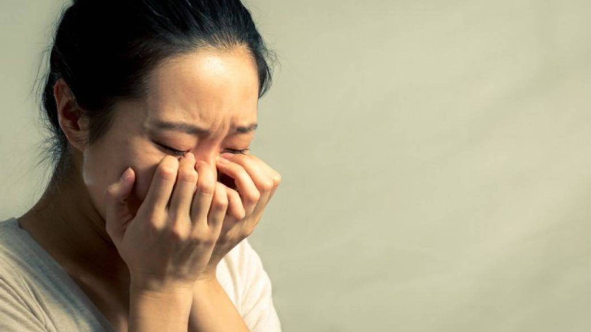 لماذا نشعر بكتلة في الحلق عند البكاء والحزن؟ 