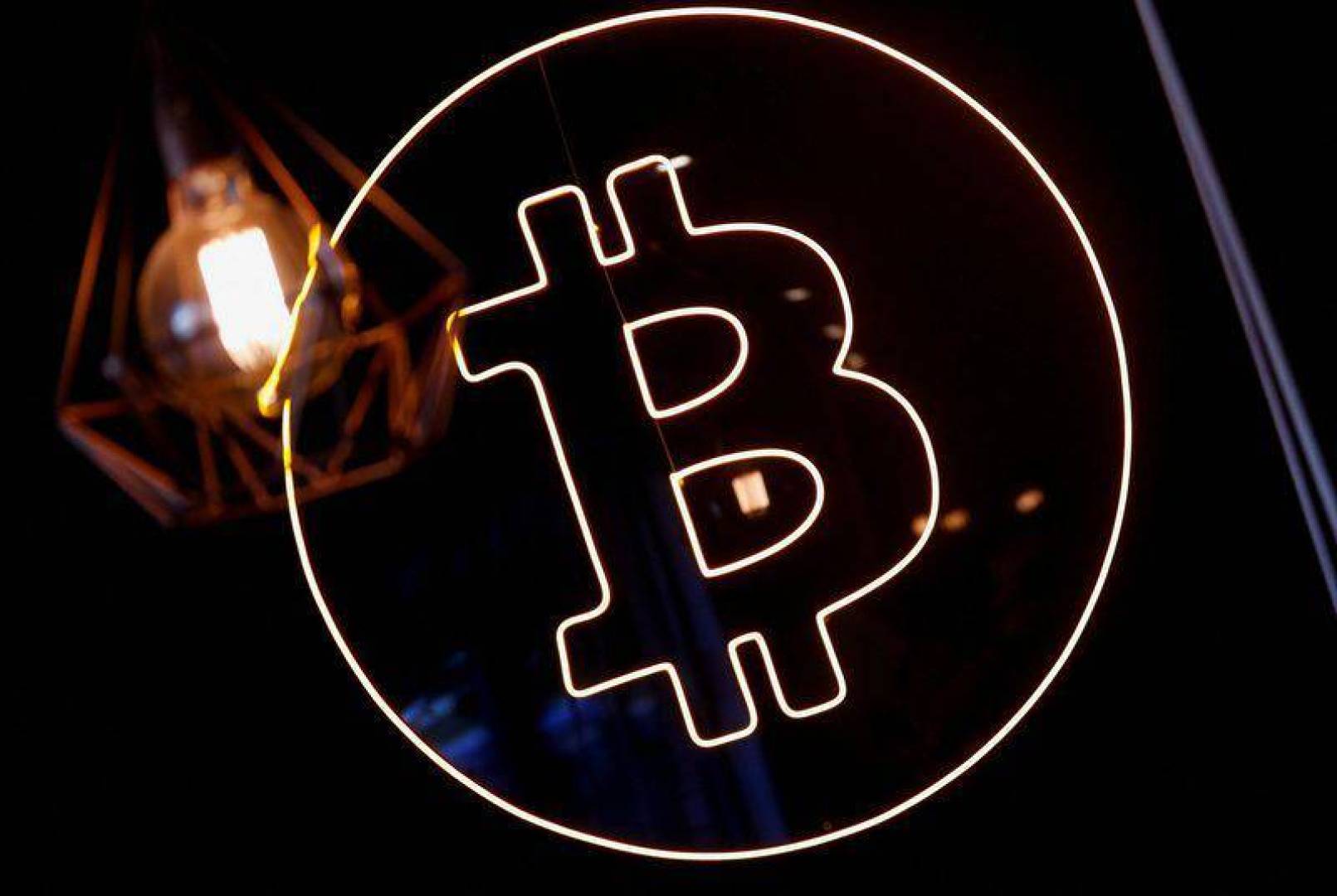 أسعار البيتكوين تنخفض بشكل حاد